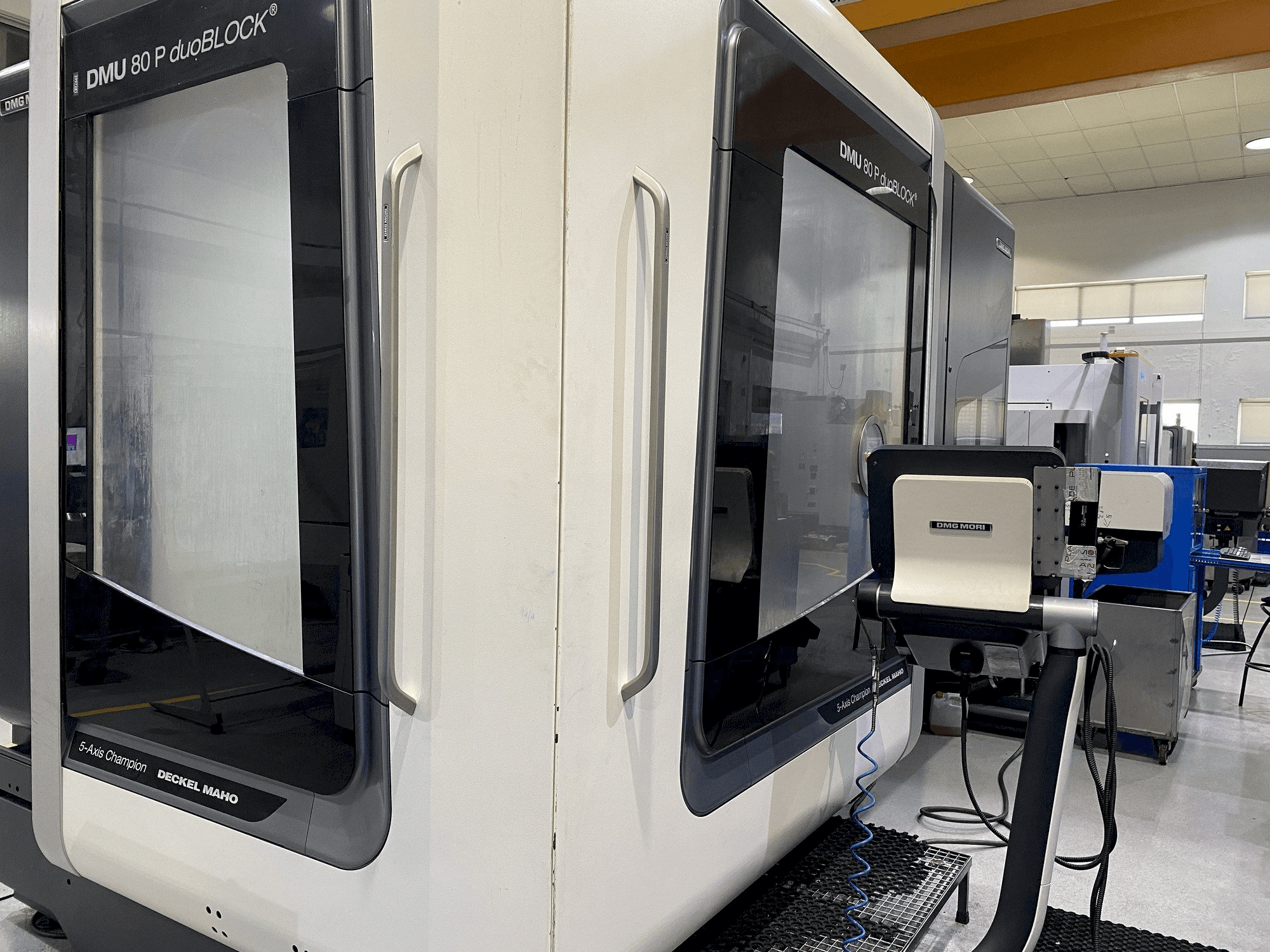 A DMG MORI DMU 80P Duoblock gép elölnézete