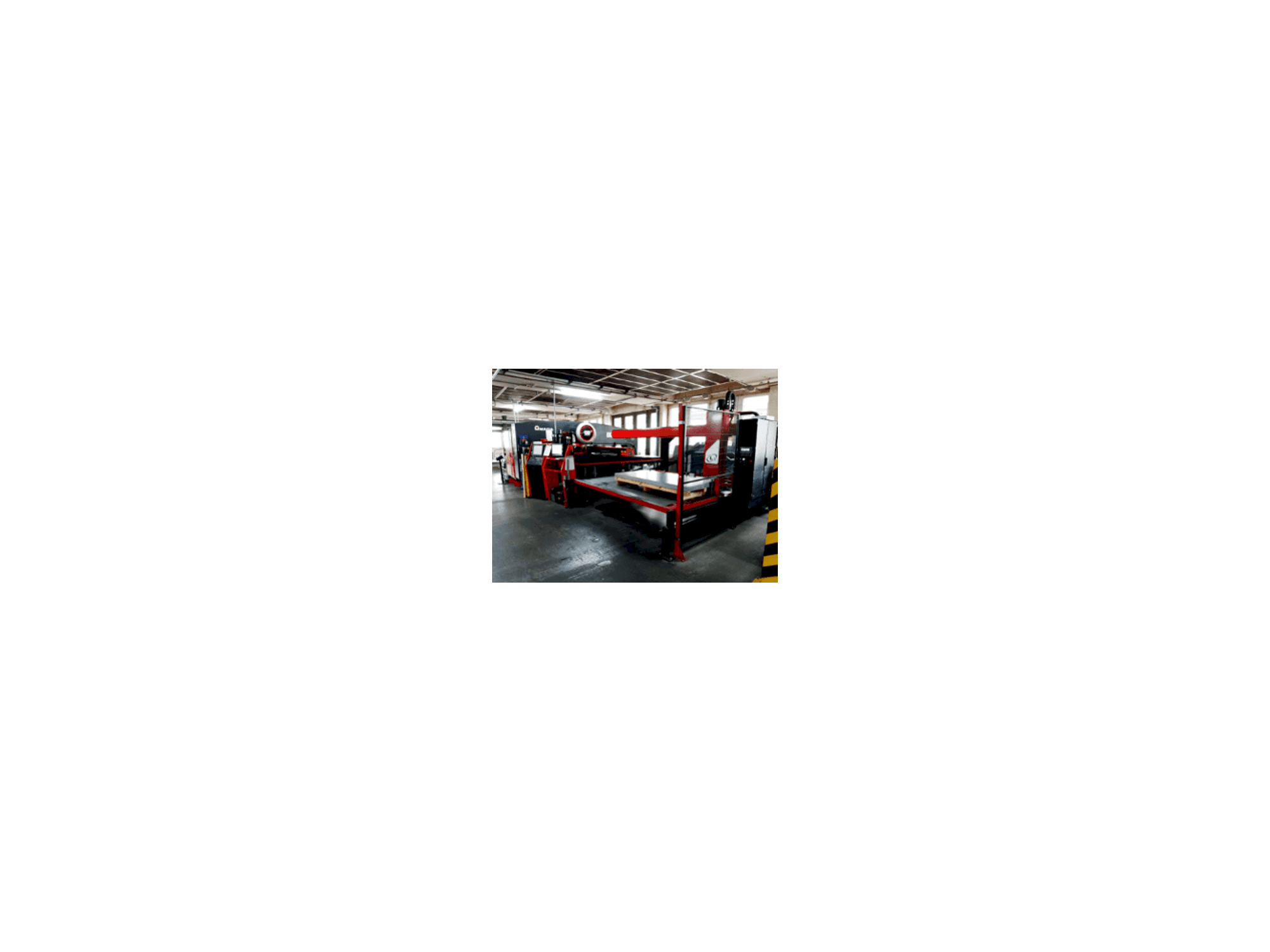 A AMADA EMK 3610NT gép elölnézete