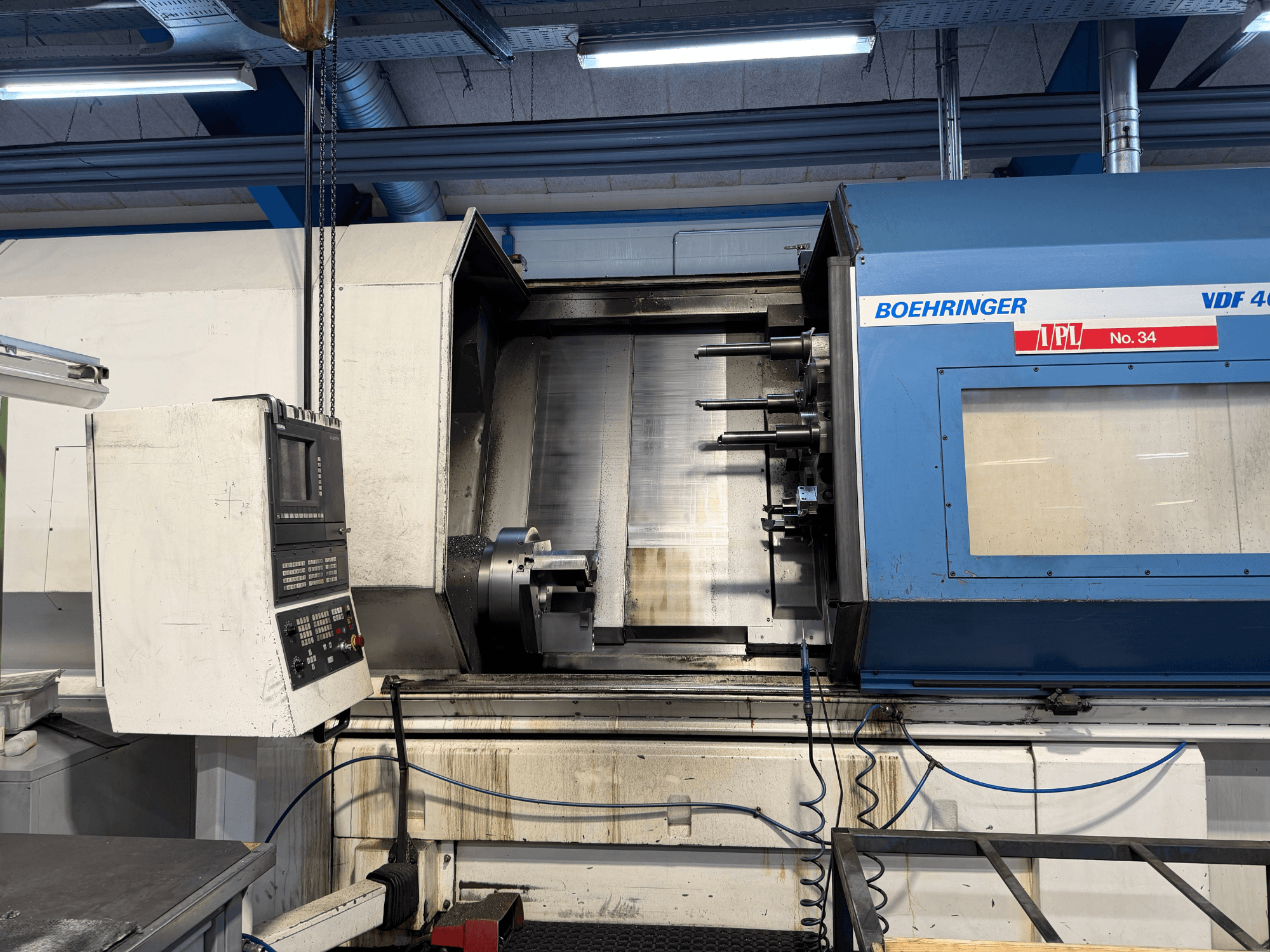 BOEHRINGER VDF 400 CM vízszintes esztergagép, elölnézetben a vezérlőpanel és a fő munkaterület.