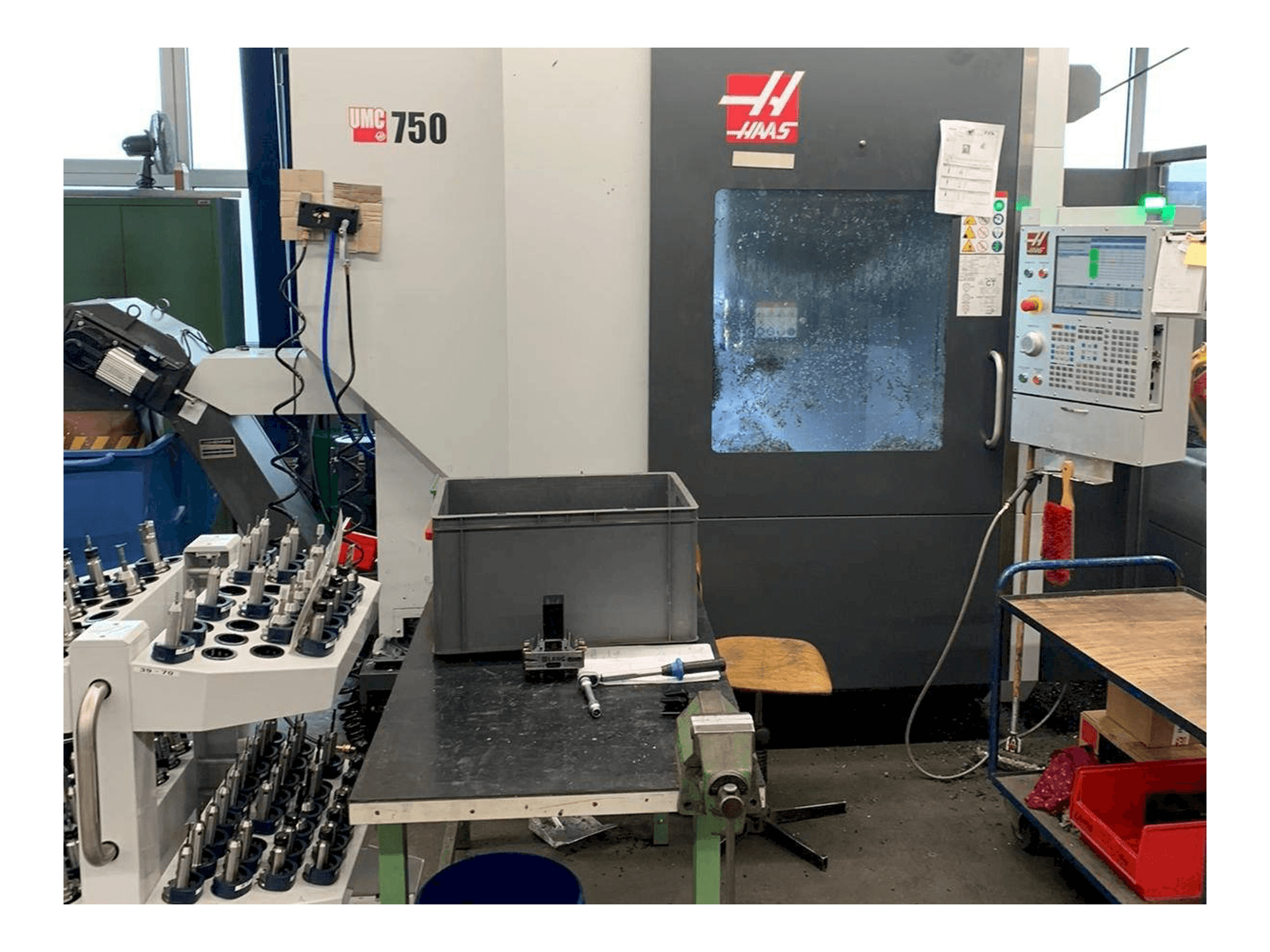 A HAAS UMC - 750 gép elölnézete