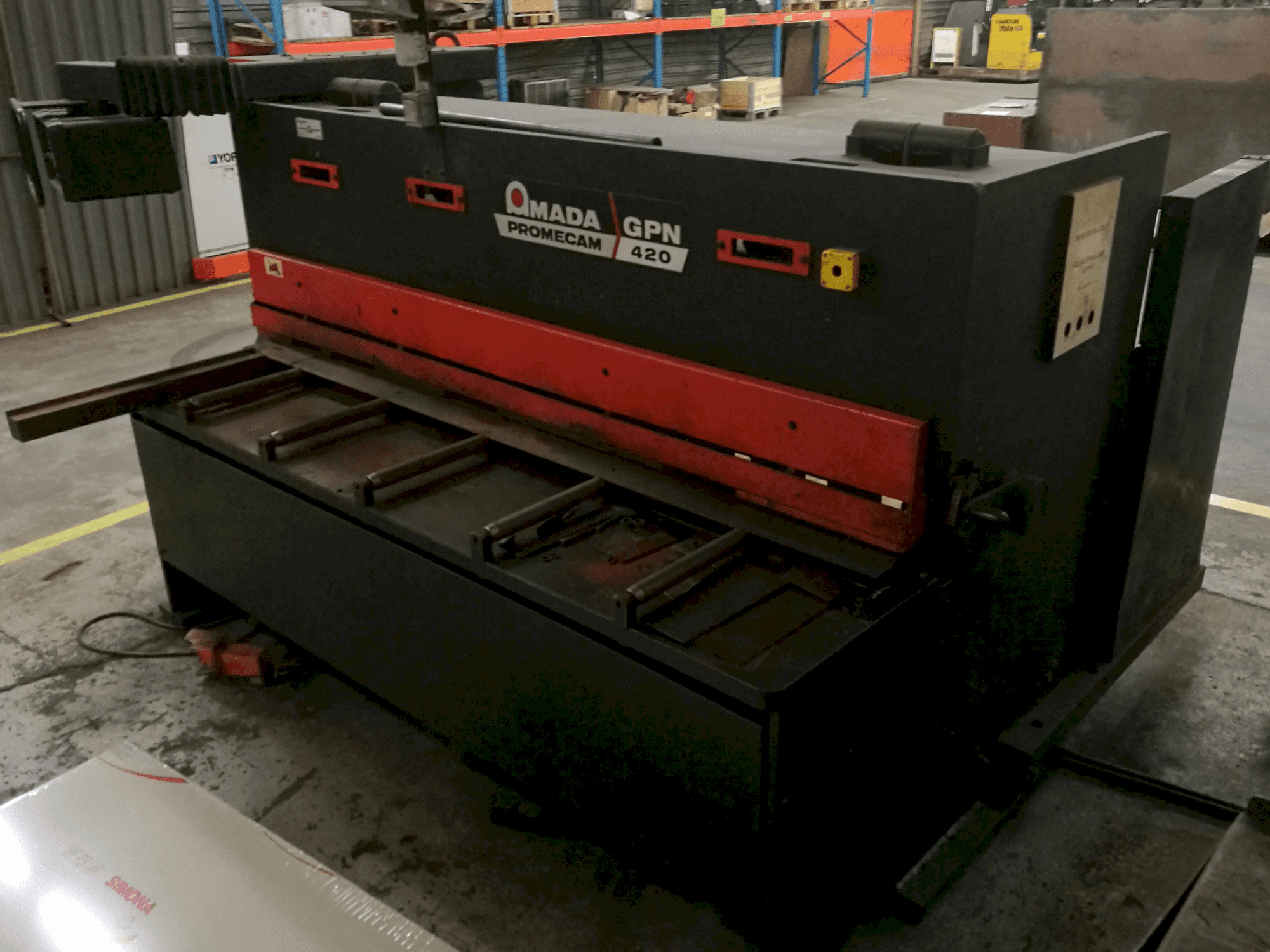 A AMADA PROMECAM GPN 420 gép jobb nézete