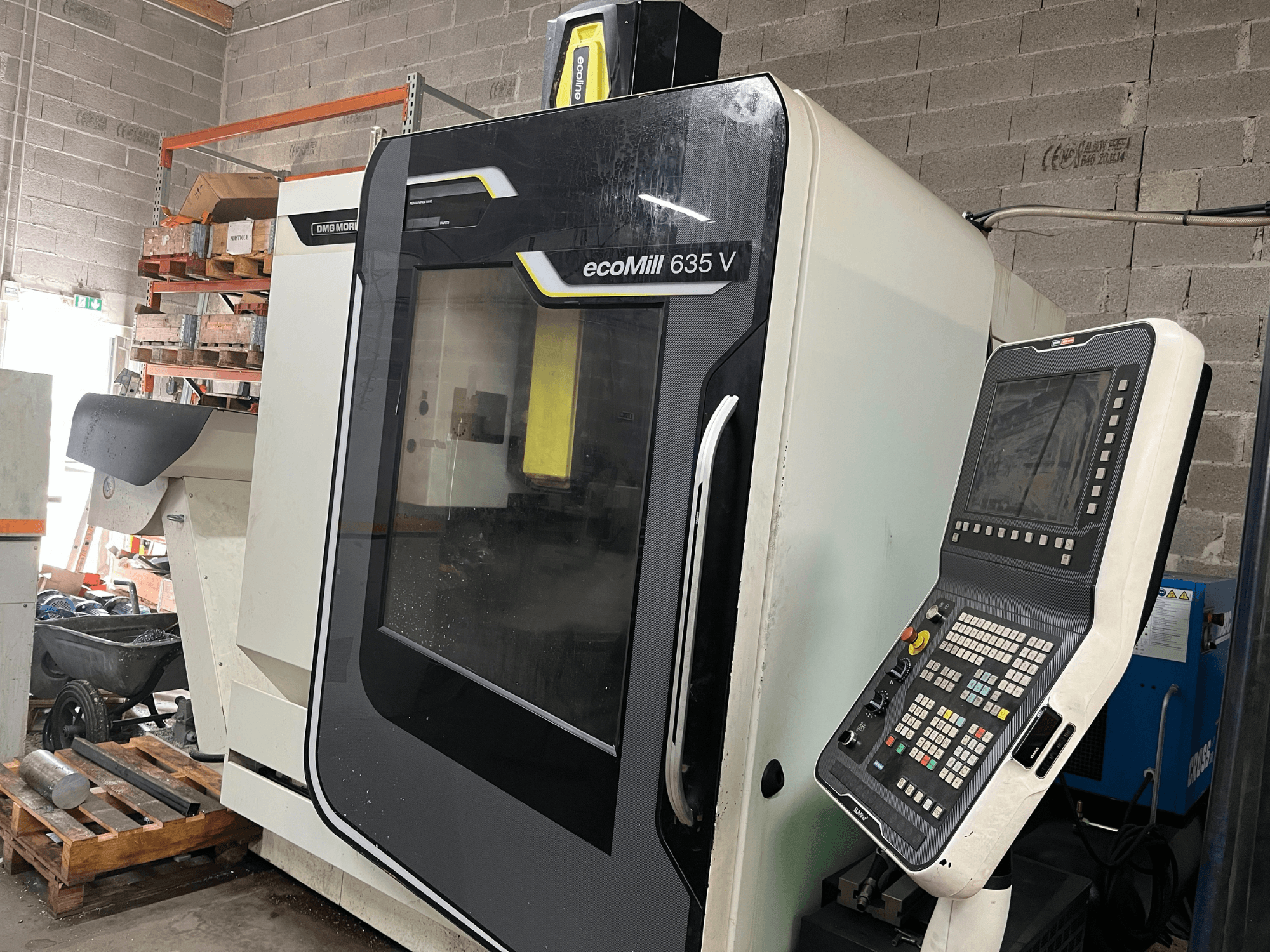 EcoMill 635 V CNC marógép, előlnézet, gombokkal ellátott kezelőpanel, ipari munkaterületen.