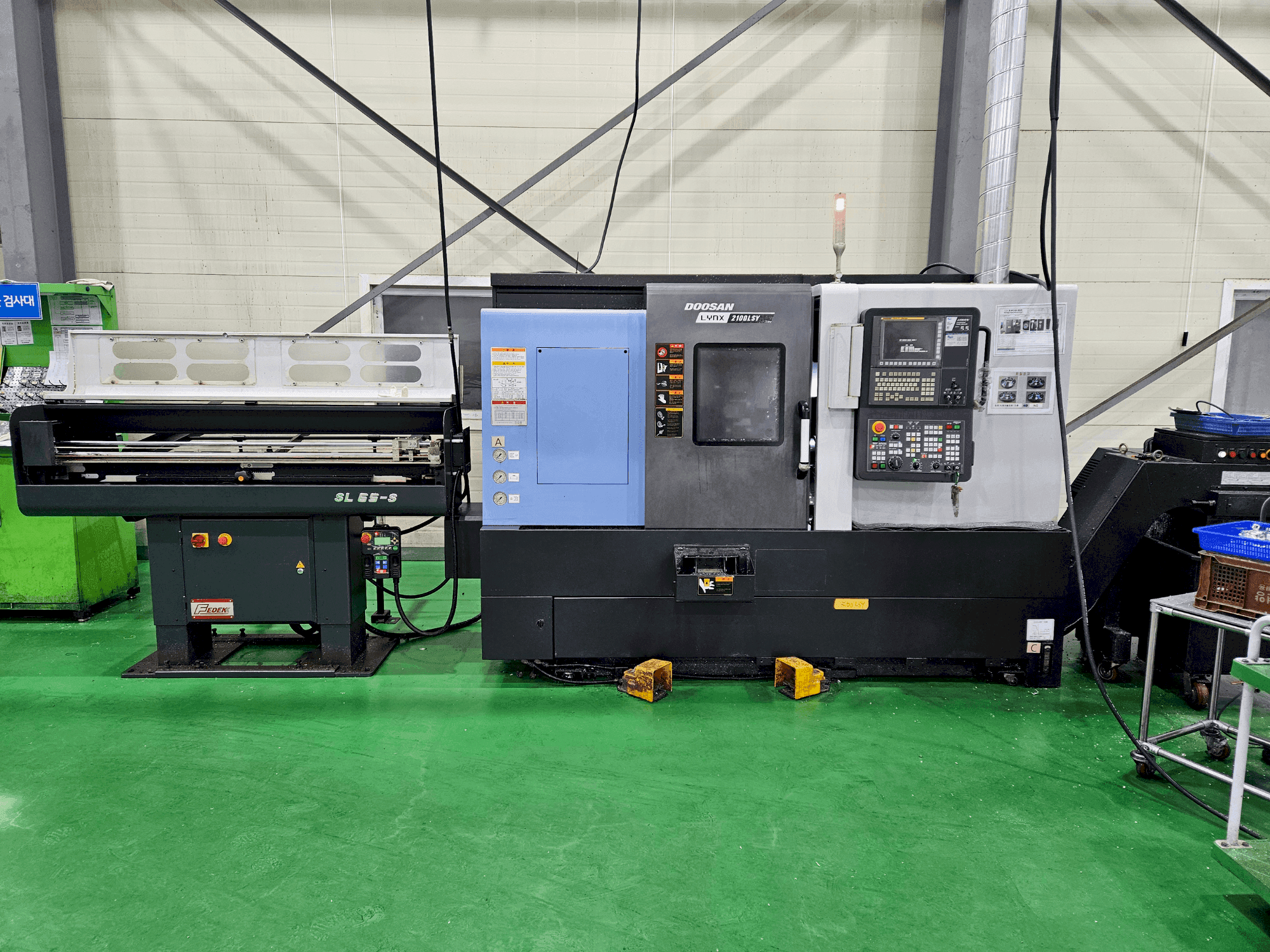 A DOOSAN LYNX 2100 LSYB gép elölnézete