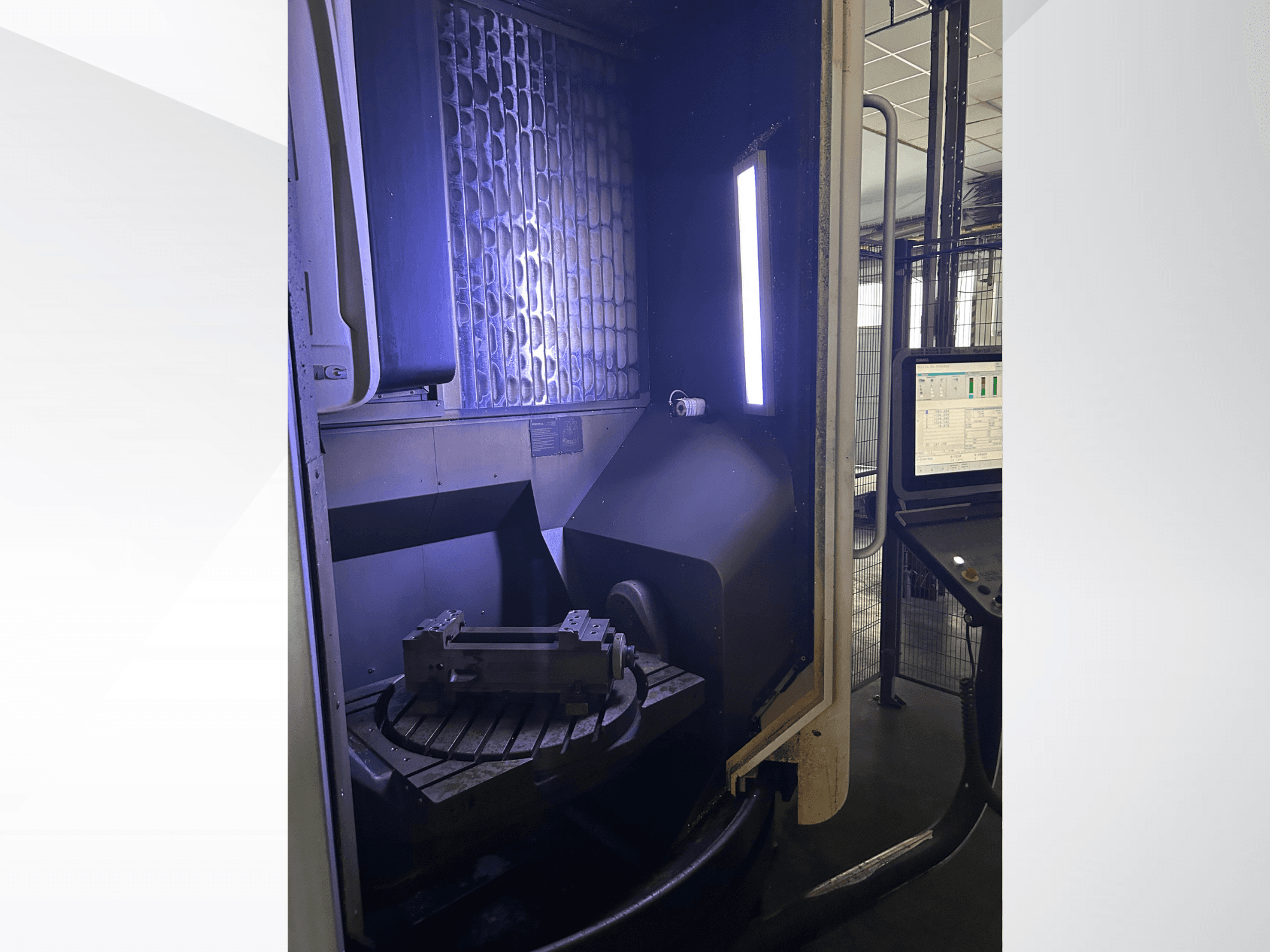 DMG MORI DMU 65 MonoBlock függőleges megmunkáló központ, elölnézet, amelyen látható a forgóasztal a munkadarabbal és a vezérlőpanellel.