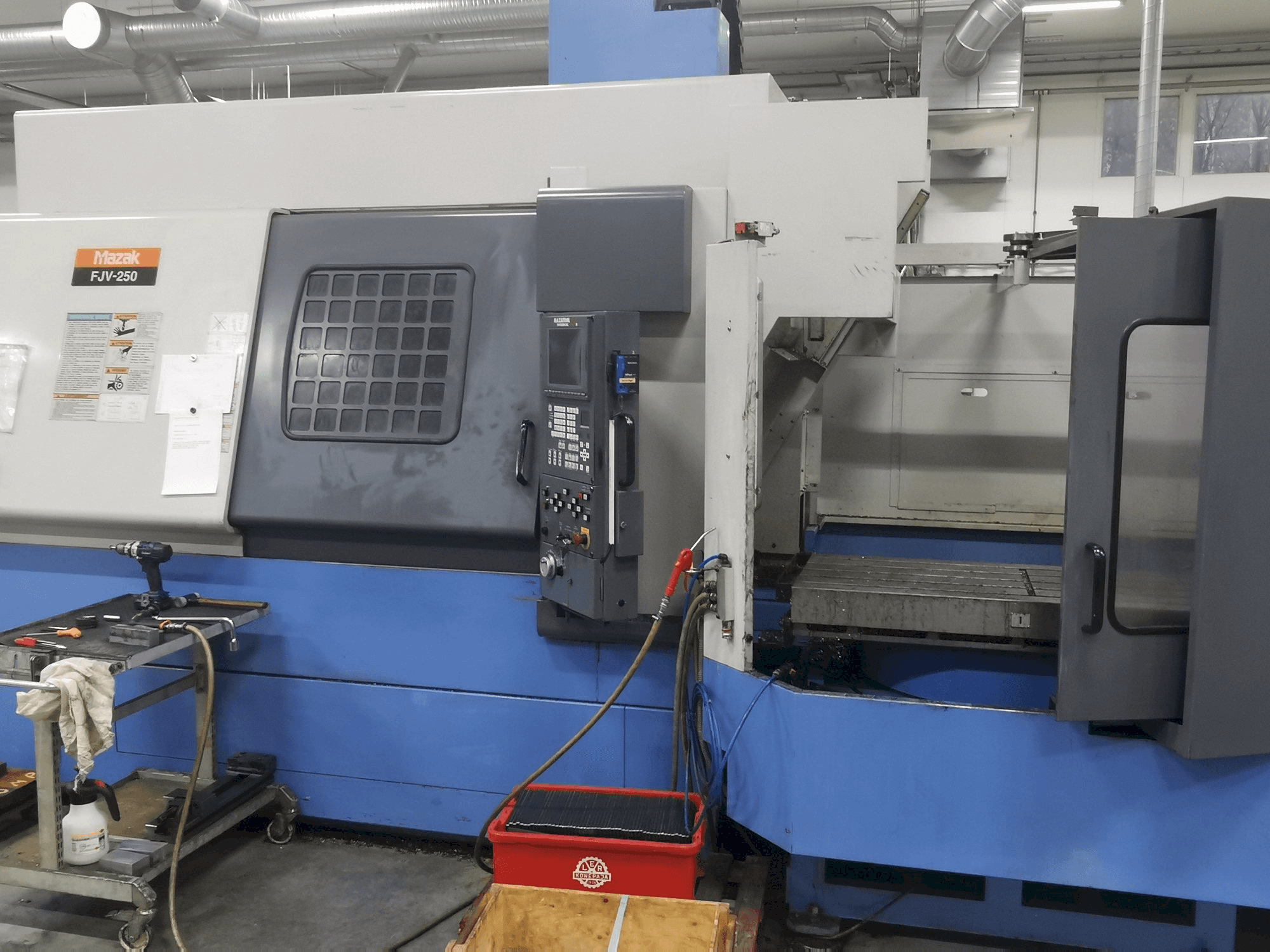 A Mazak FJV250 gép elölnézete