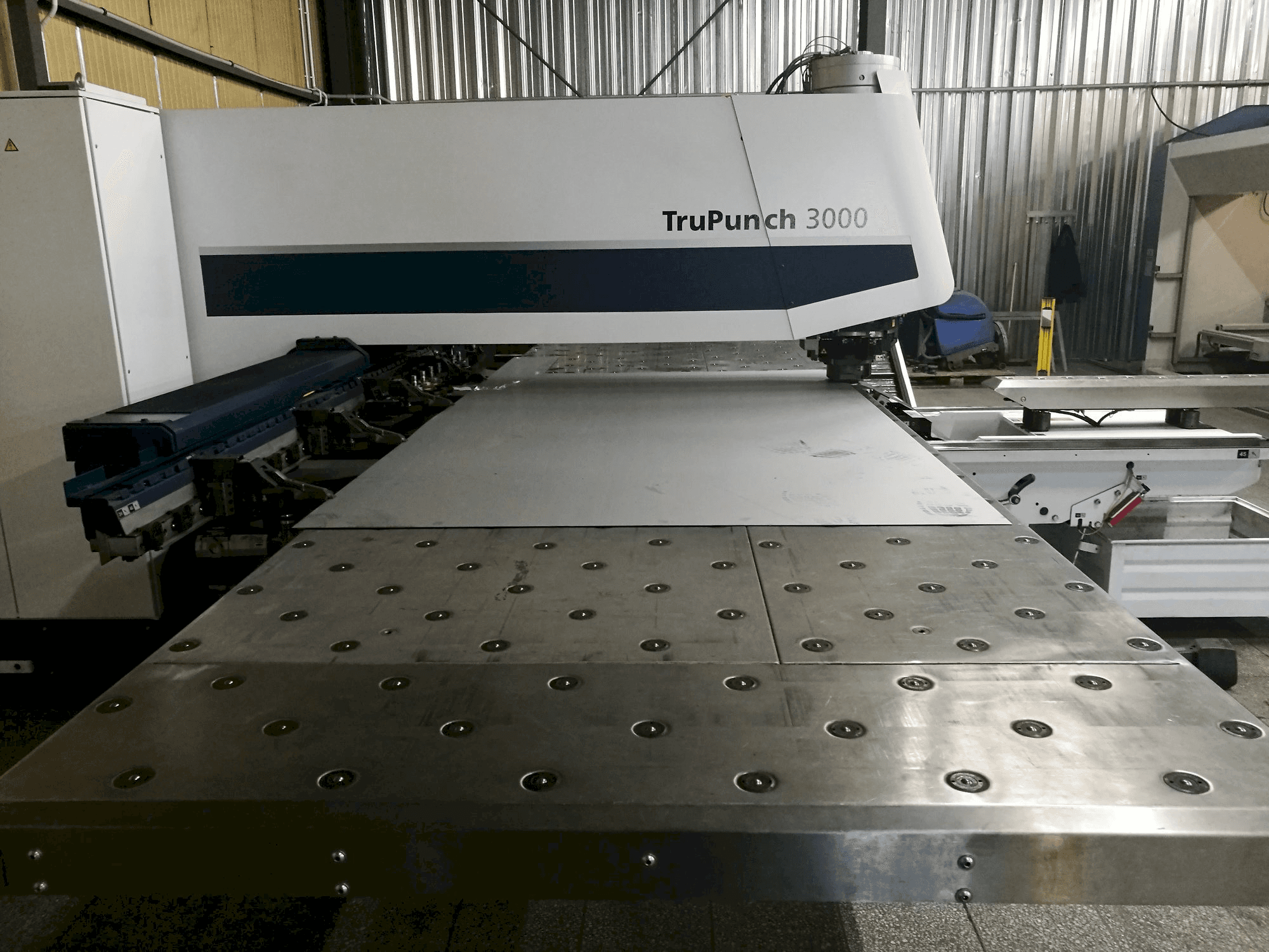 A Trumpf TruPunch 3000 gép oldalnézete
