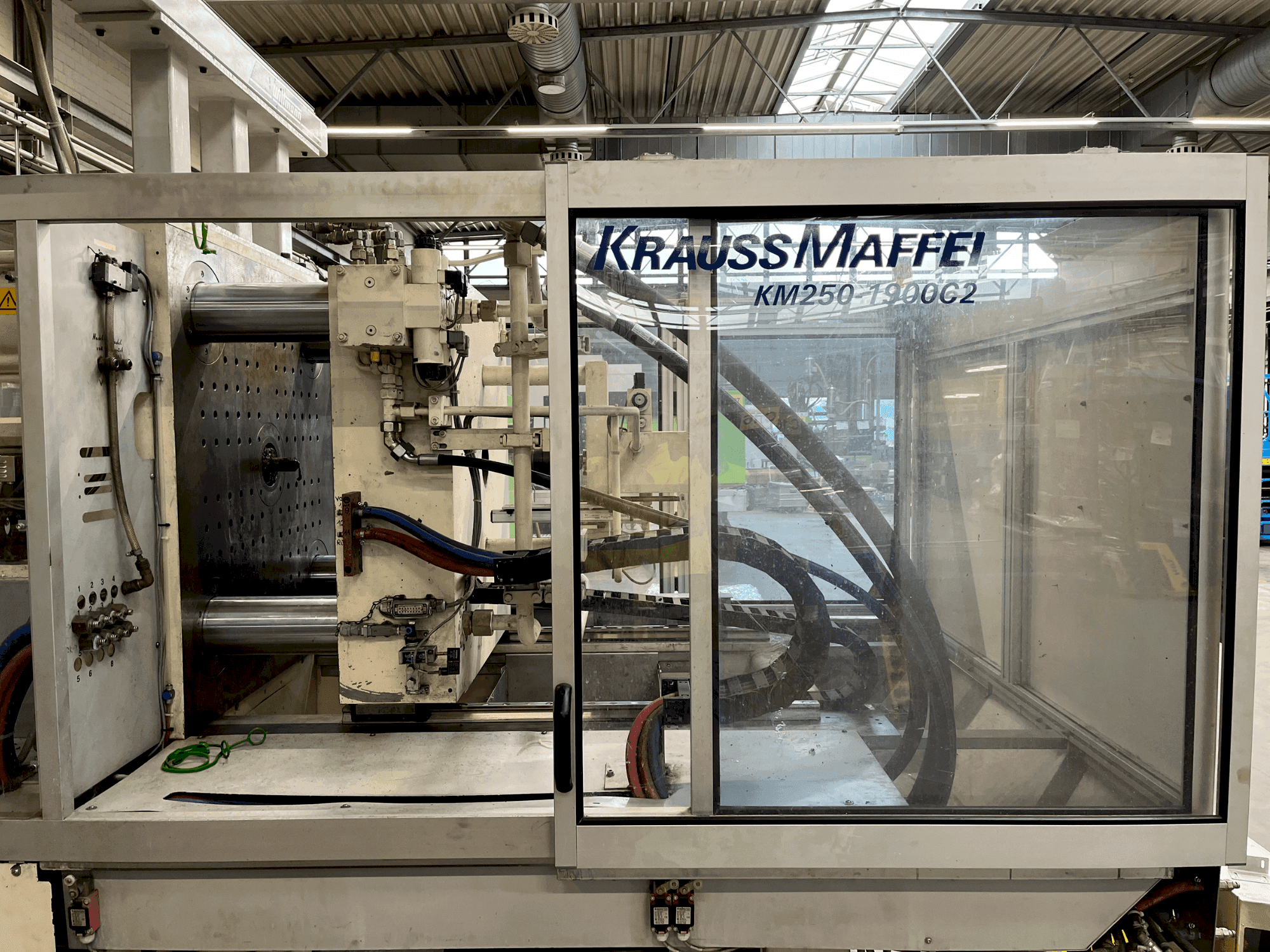 A Krauss Maffei 250-1900 C2 gép elölnézete