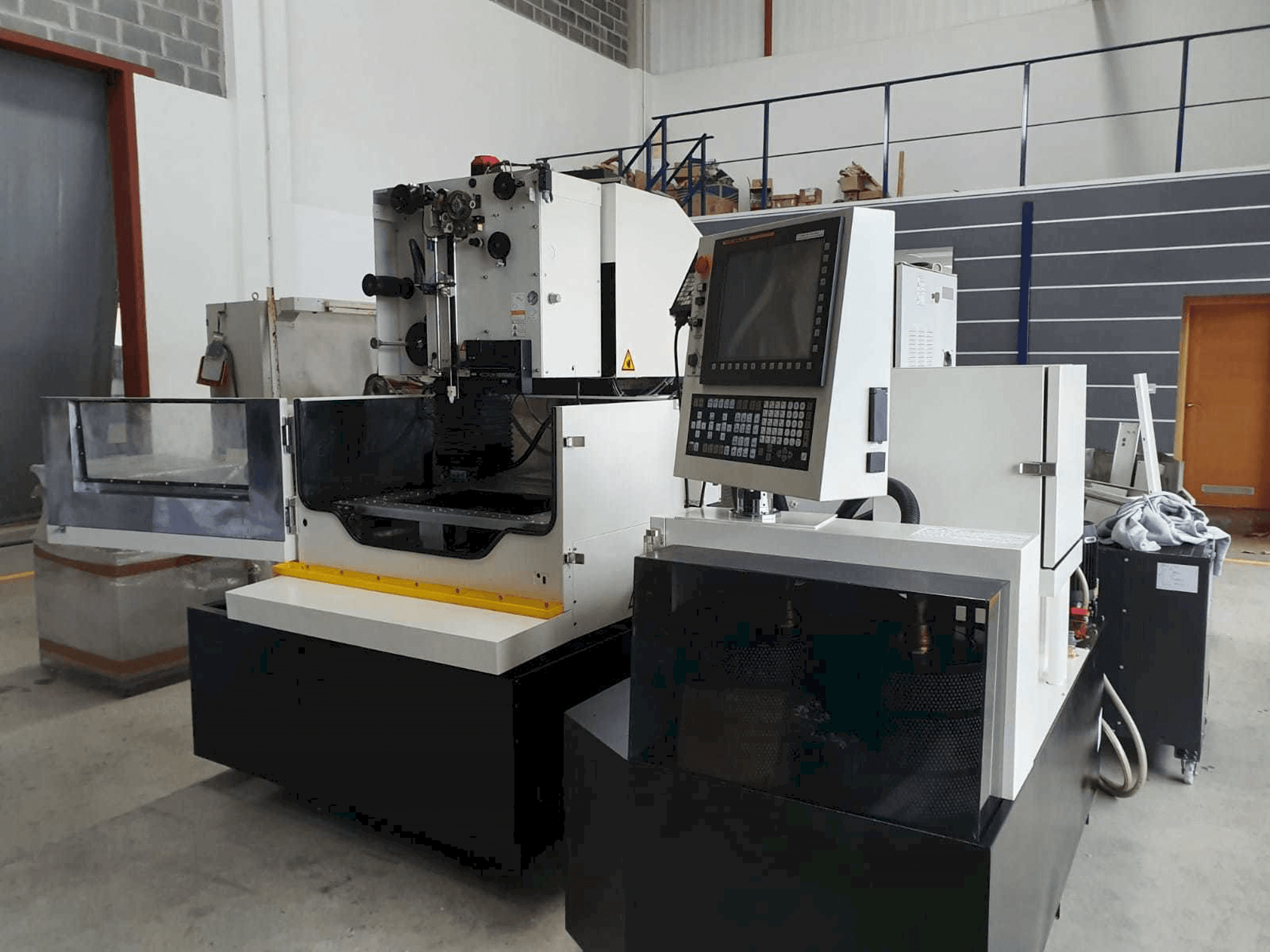 A FANUC Robocut α-1iE gép elölnézete