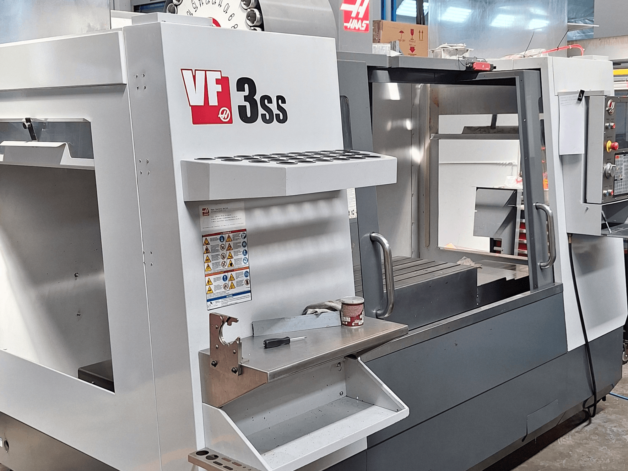 Haas VF-3SS függőleges megmunkálóközpont, előlnézet, a vezérlőpanel, a szerszámtartó és a munkaterület bemutatása.