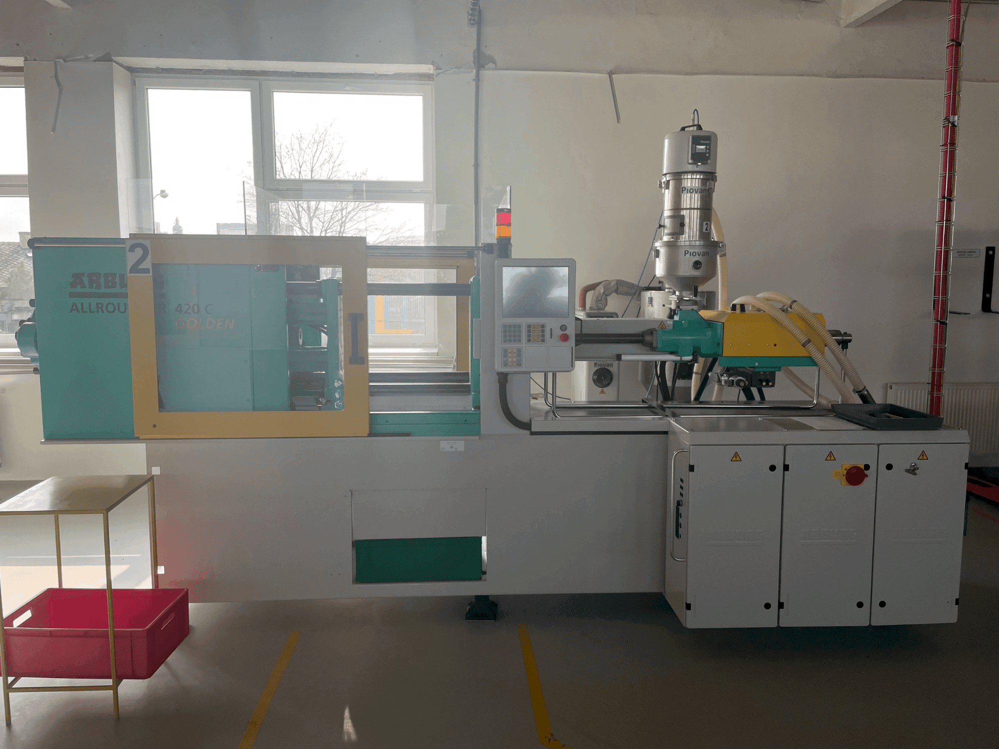 A Arburg Allrounder 420C 1000-290 gép elölnézete
