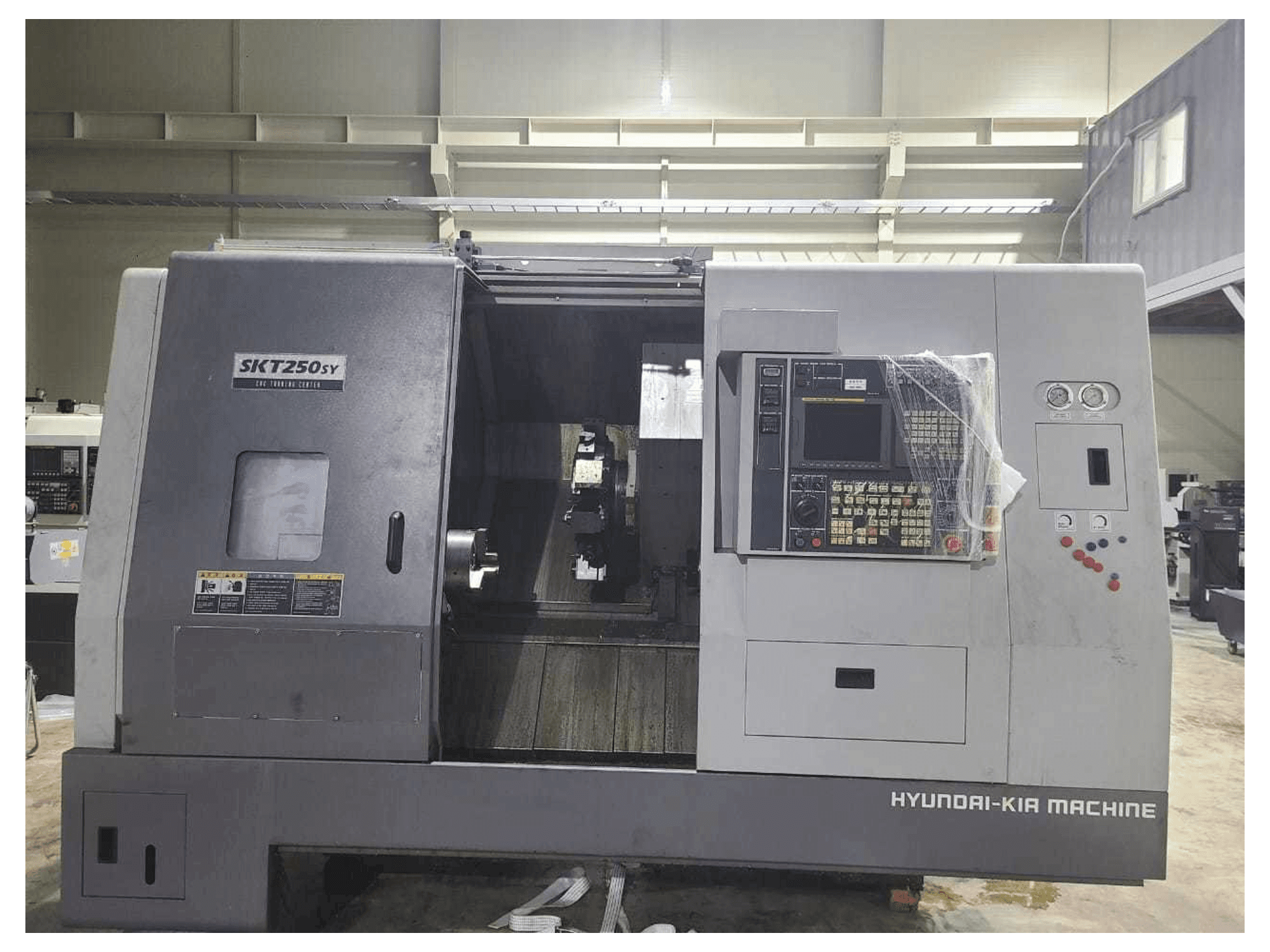 A Hyundai Kia SKT250SY gép elölnézete