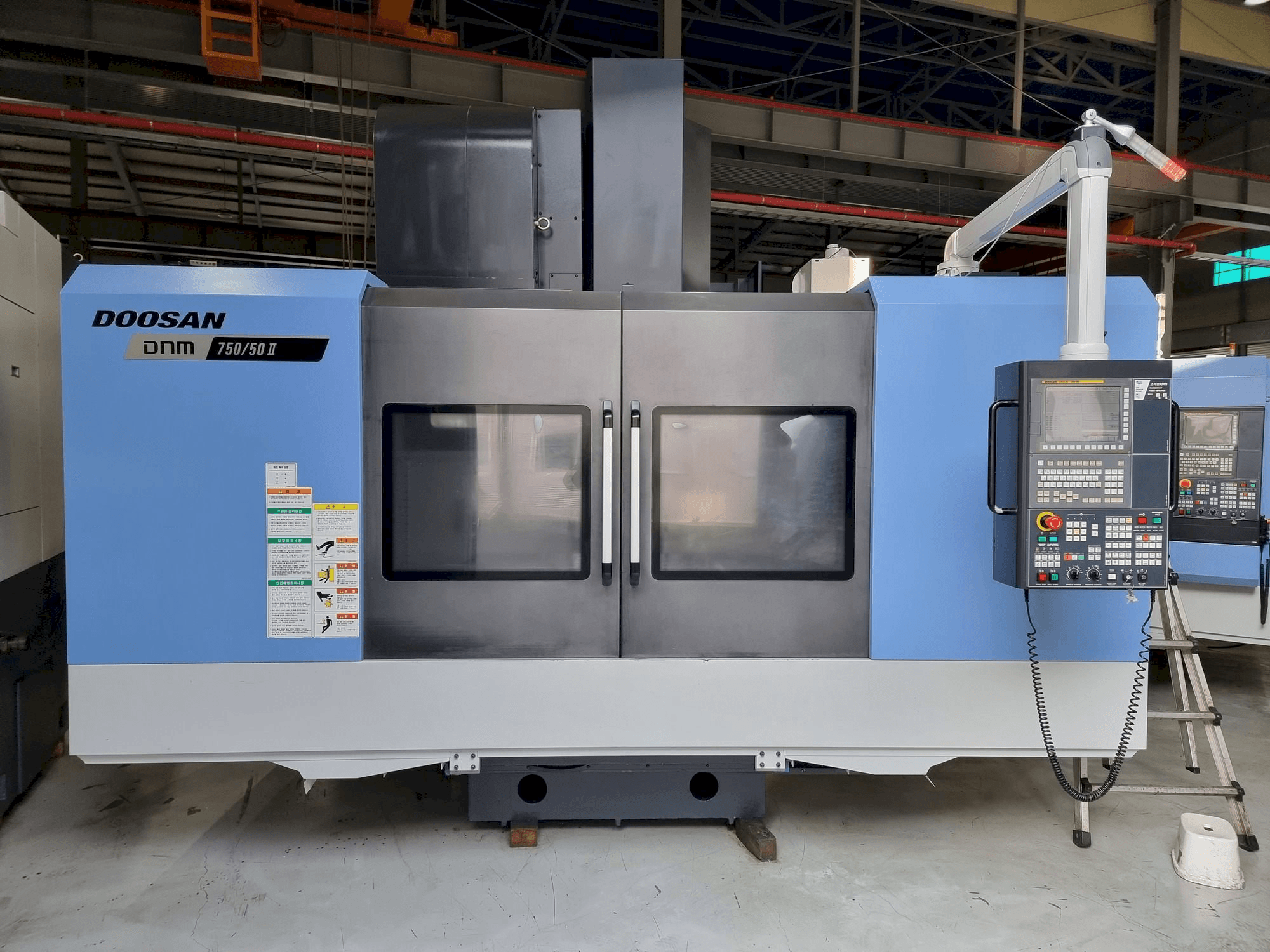 A Doosan DNM750/50 II gép elölnézete