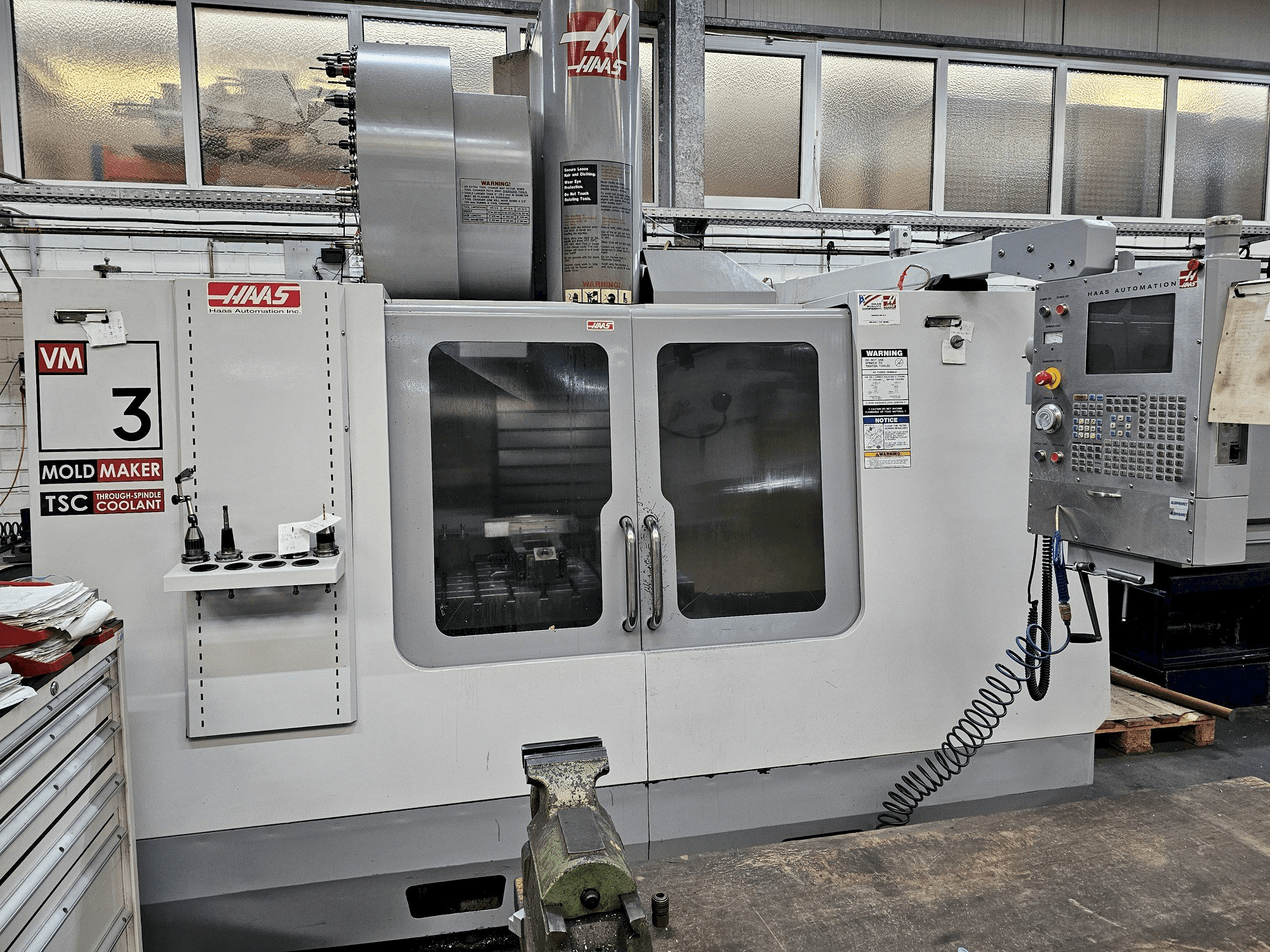 A HAAS VM 3 gép elölnézete