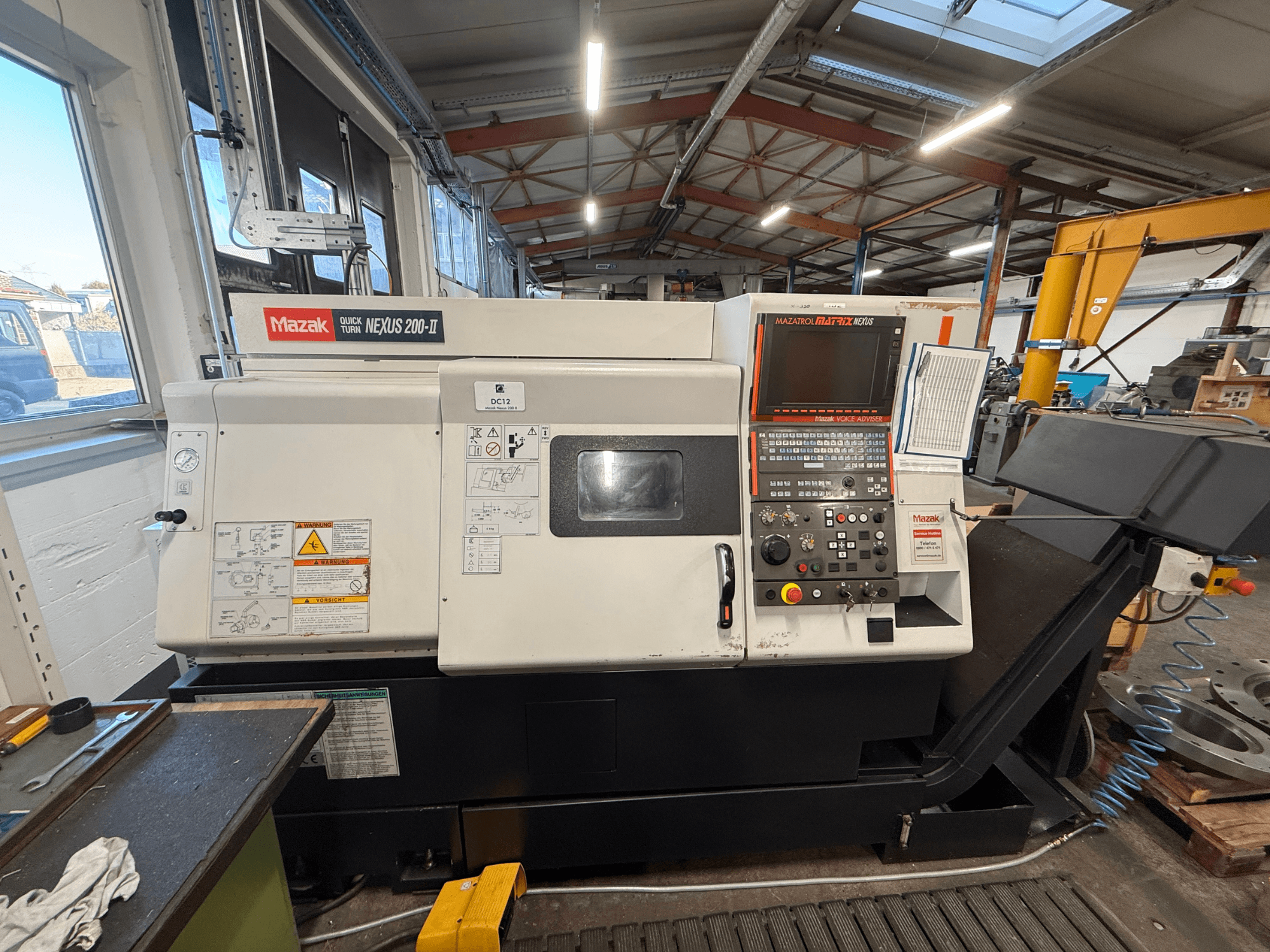Mazak QUICK TURN NEXUS 200-II vízszintes eszterga, elölnézet, a vezérlőpanel és a működési jellemzők bemutatásával.