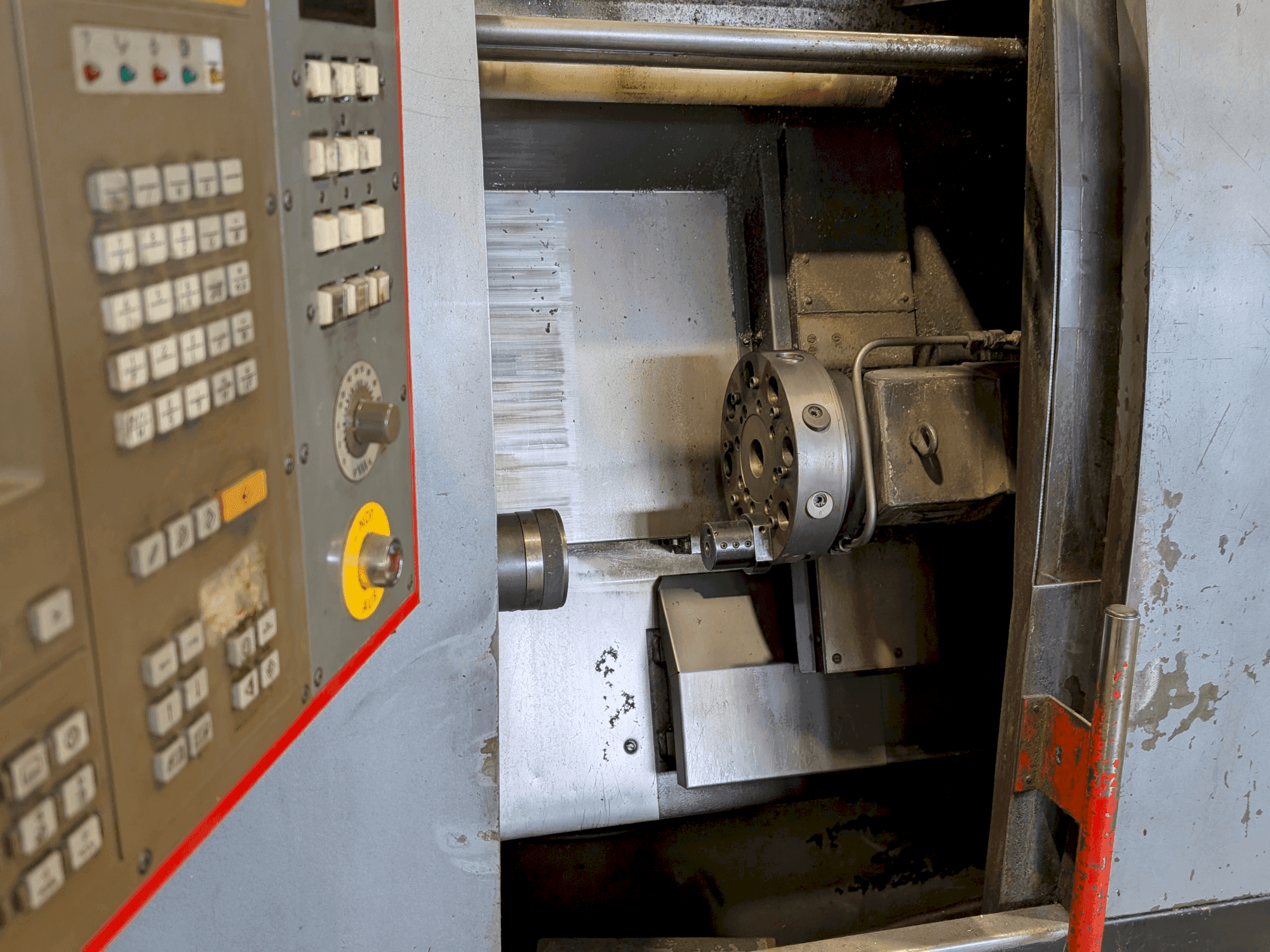 A EMCO EMCOturn 340 gép elölnézete