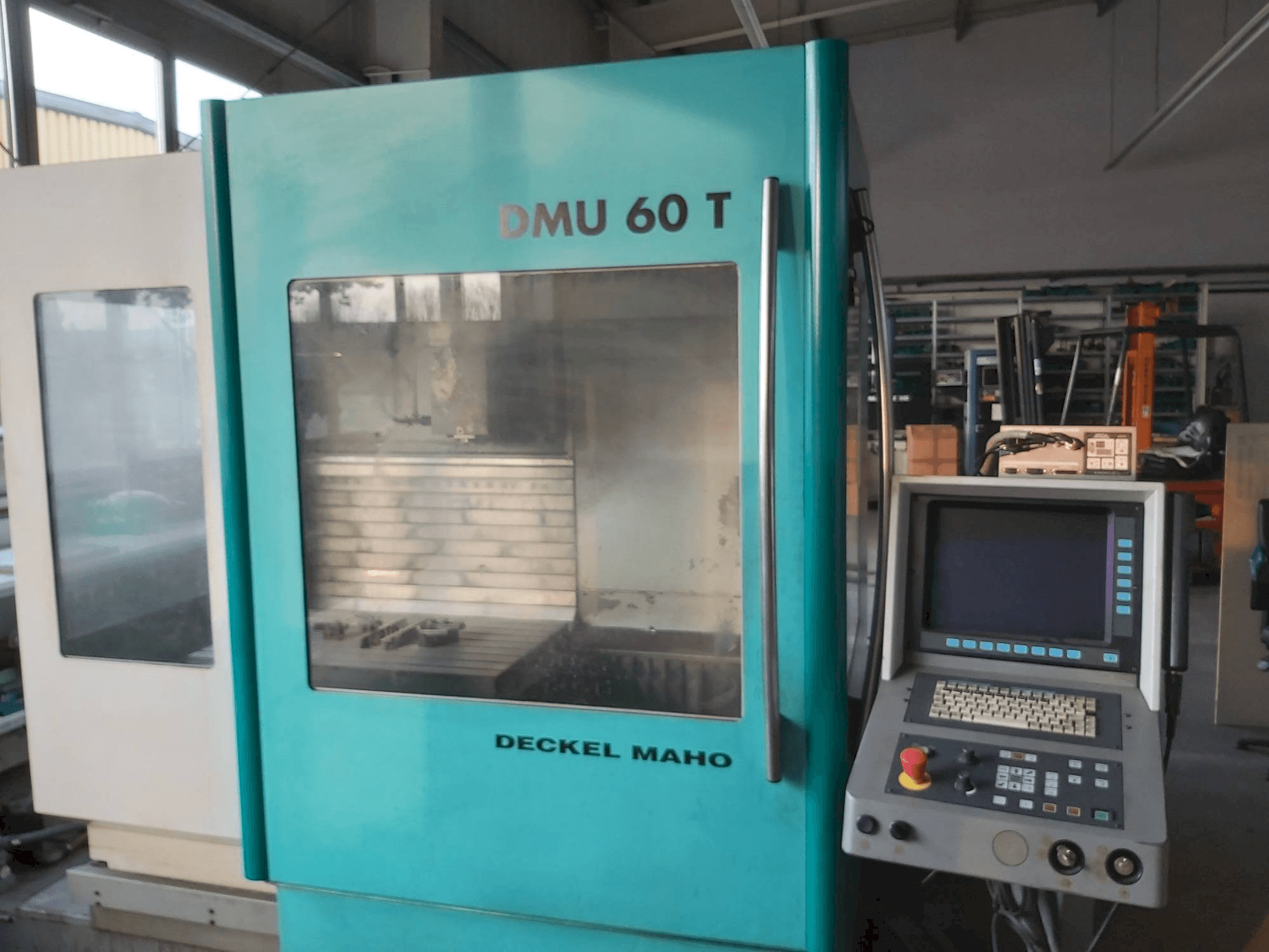 A DECKEL MAHO DMU 60 T gép elölnézete