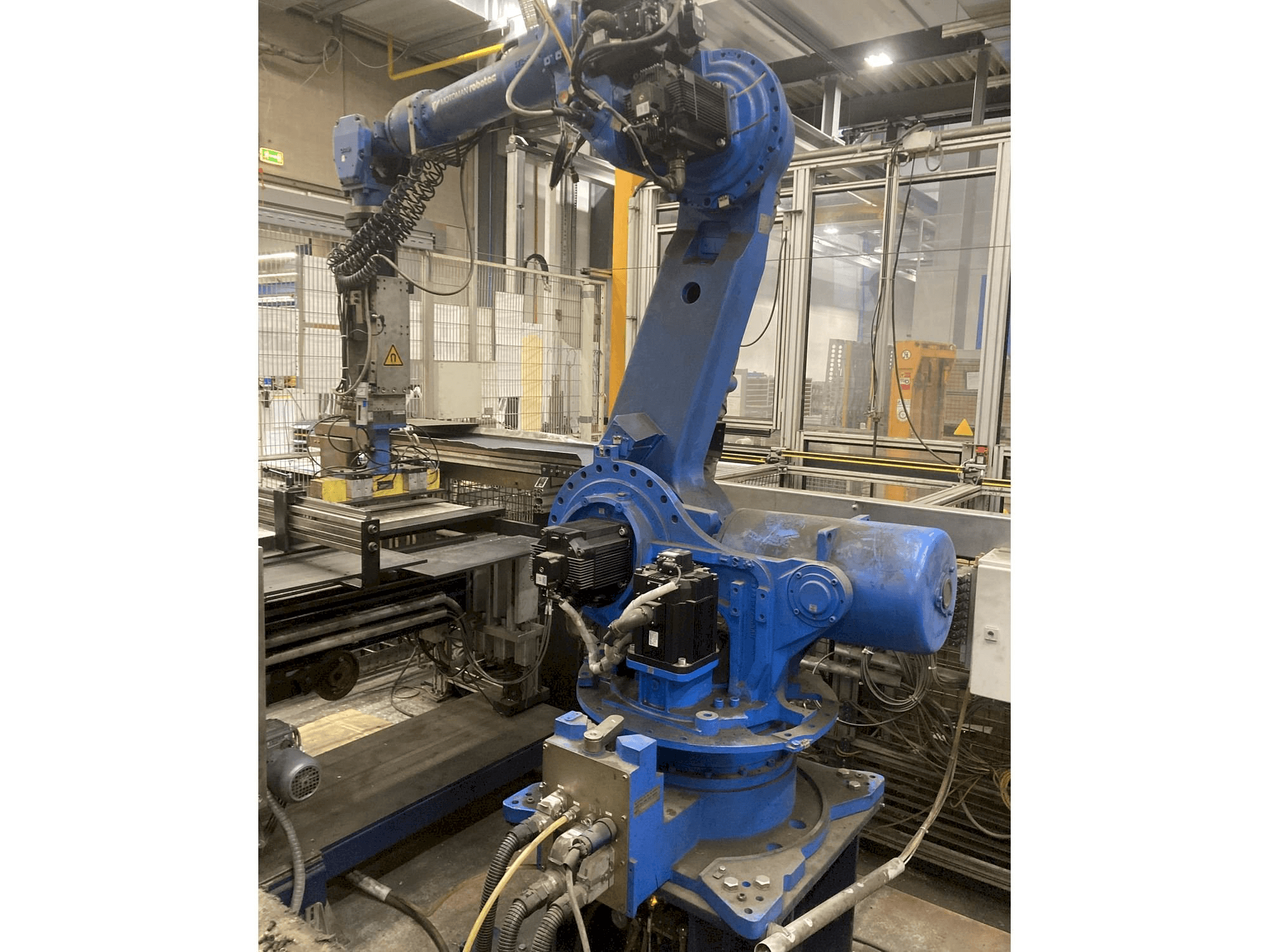 A Yaskawa Motoman ES165 gép elölnézete