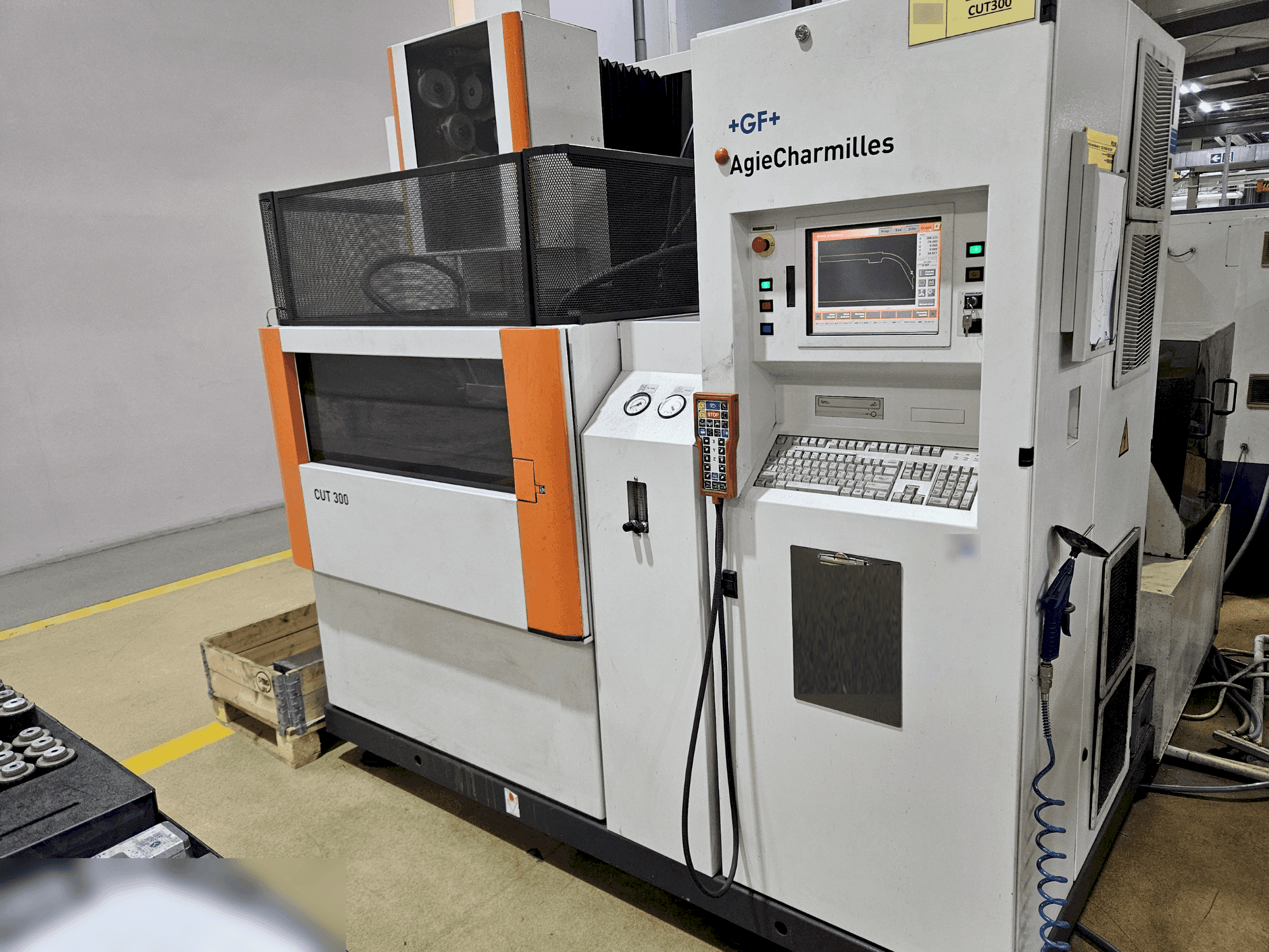 A AgieCharmilles CUT 300 gép elölnézete