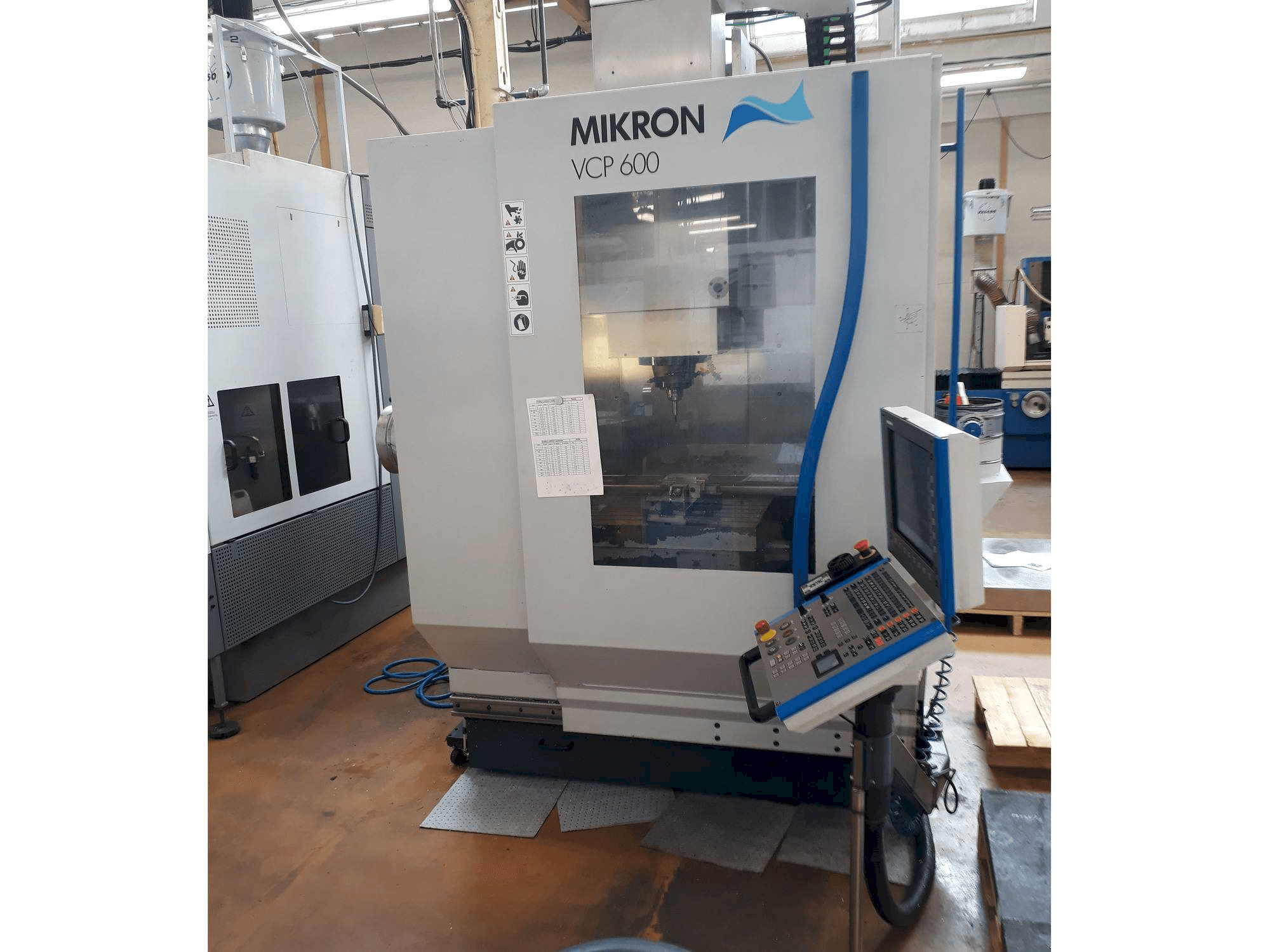 A MIKRON VCP 600 gép elölnézete