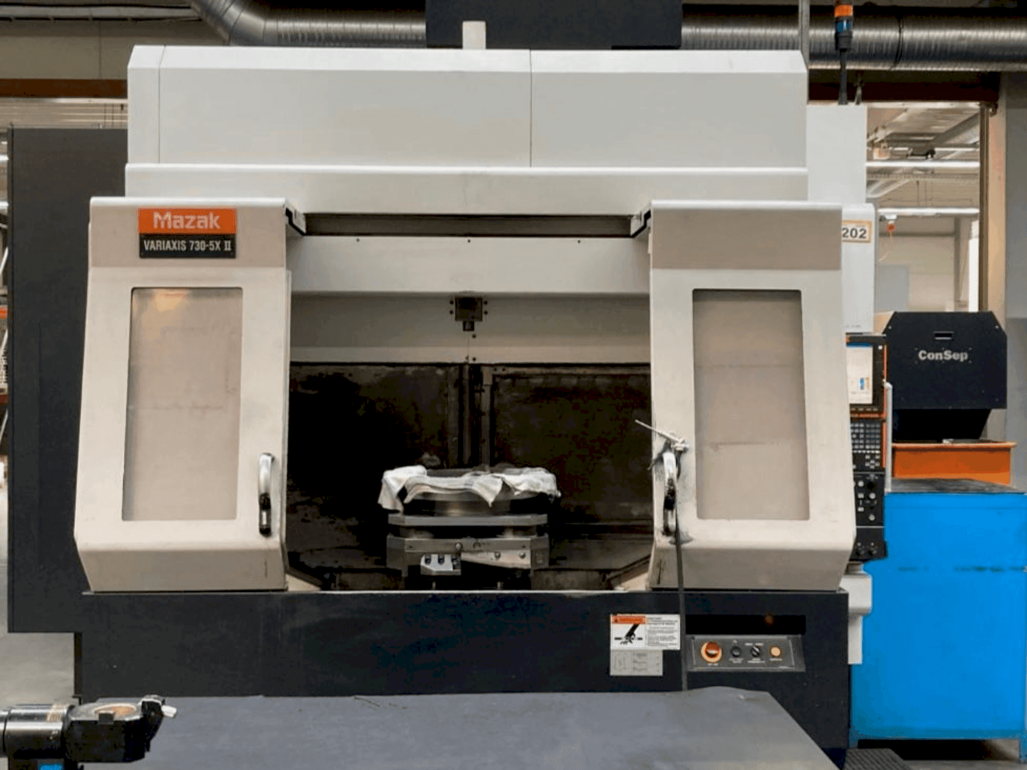 A Mazak VARIAXIS 730/5X II gép elölnézete