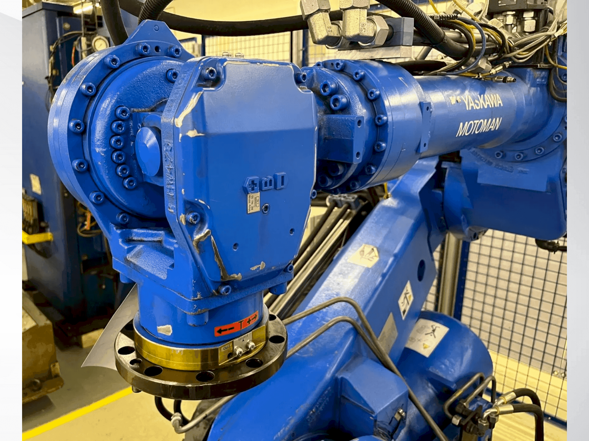 A Yaskawa Motoman ES 165D gép elölnézete