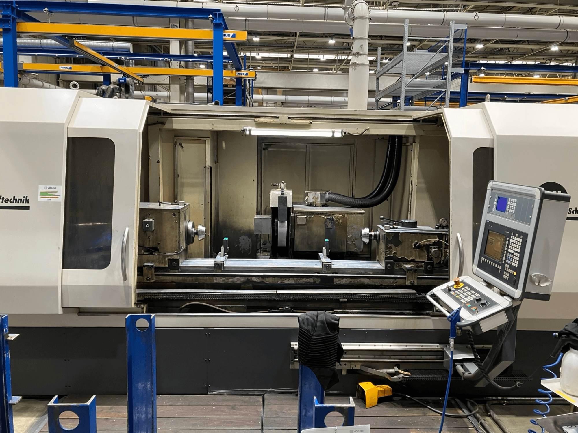 GEIBEL & HOTZ RS 2000 CM-DS hengeres köszörűgép, elölnézetben a vezérlőpanel és a köszörülési terület.