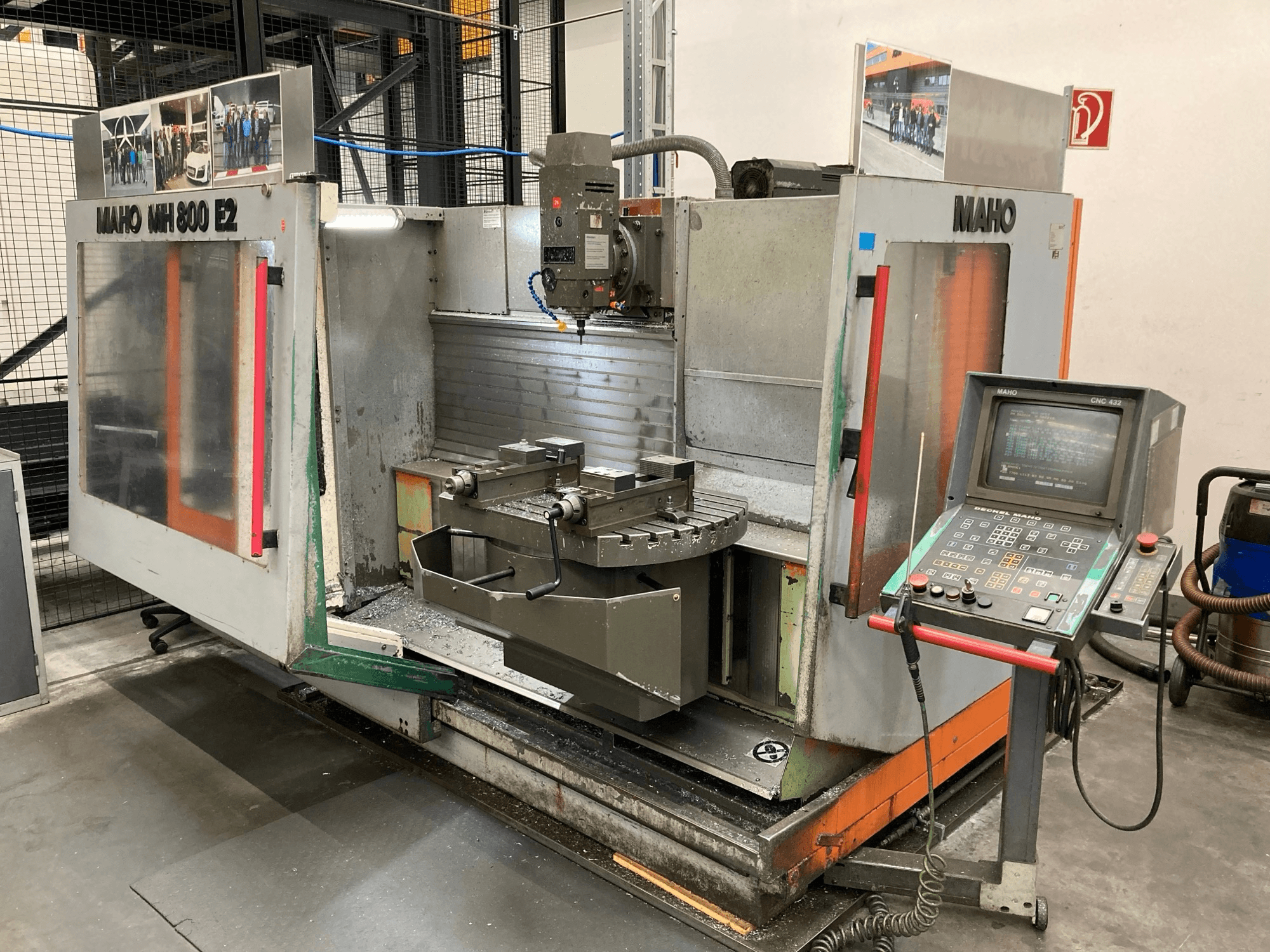 Maho MH 800 E2 CNC marógép elölnézetben, a vezérlőpanel, az orsó és a munkaasztal látható.