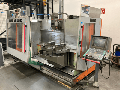 Maho MH 800 E2 CNC marógép elölnézetben, a vezérlőpanel, az orsó és a munkaasztal látható.