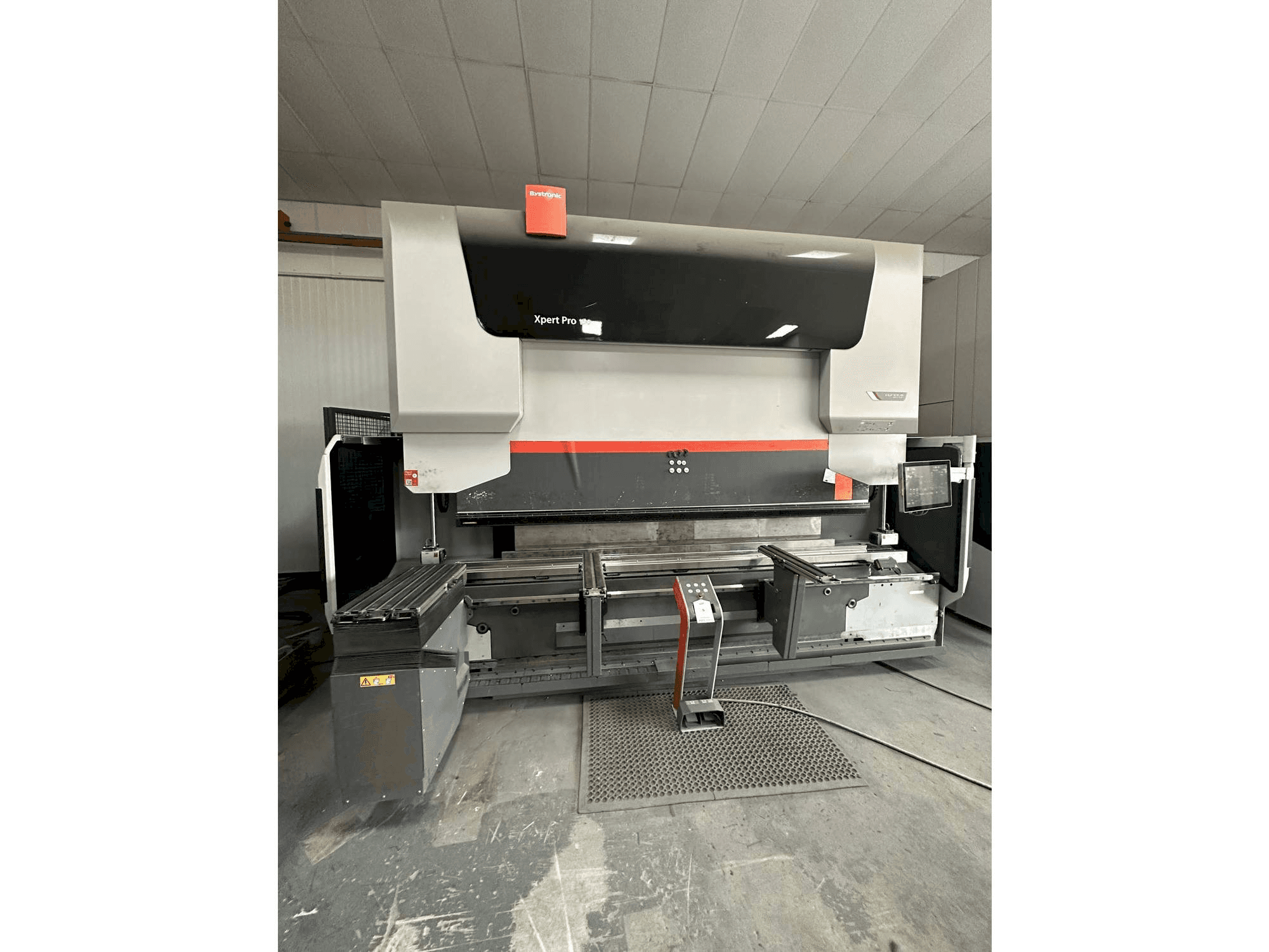 A Bystronic Xpert 150/3100 gép elölnézete