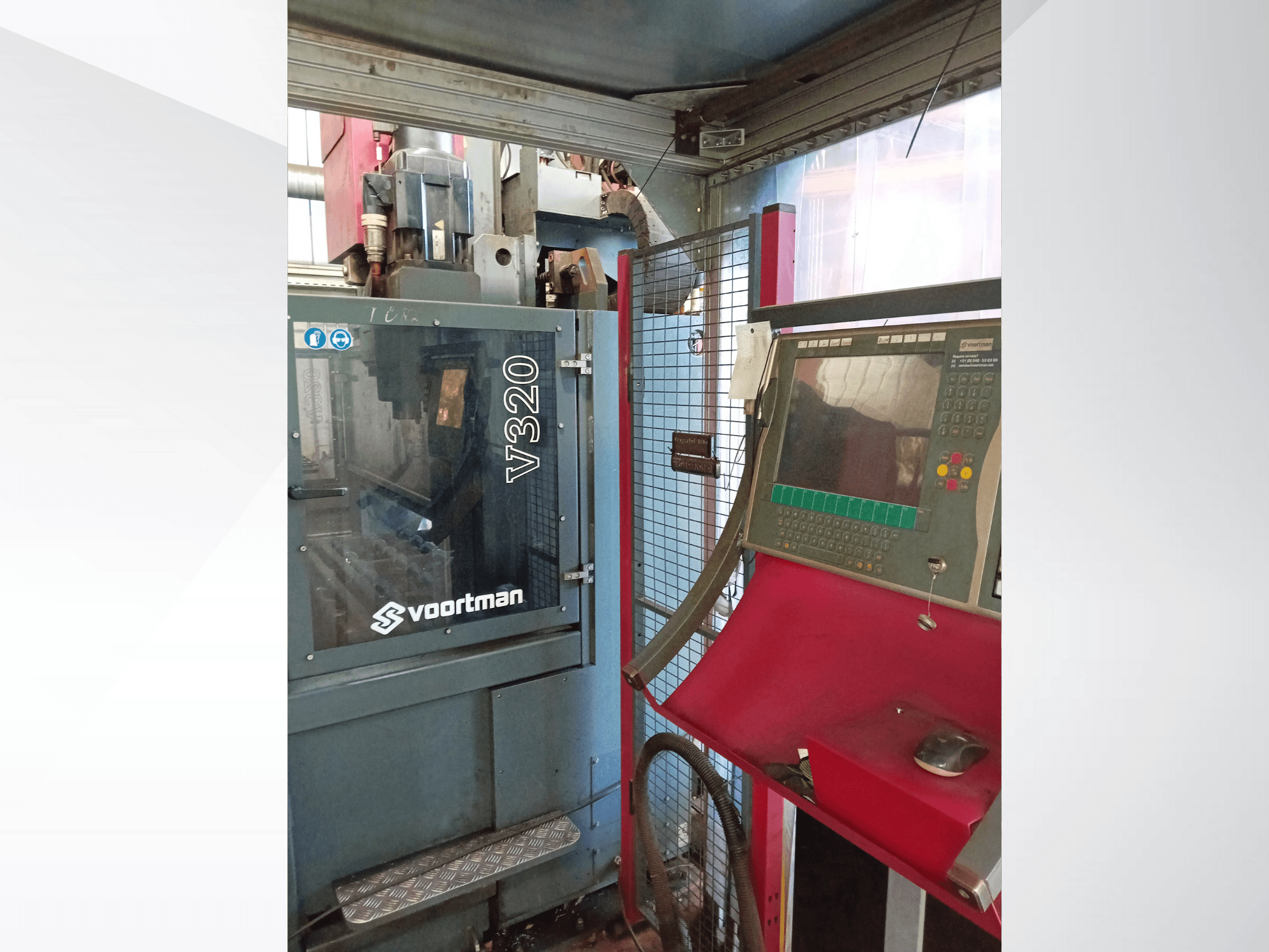 Voortman V320 CNC-gép előlnézetben, a gombokkal ellátott vezérlőpanel, a kijelző képernyő és a biztonsági hálós burkolat.