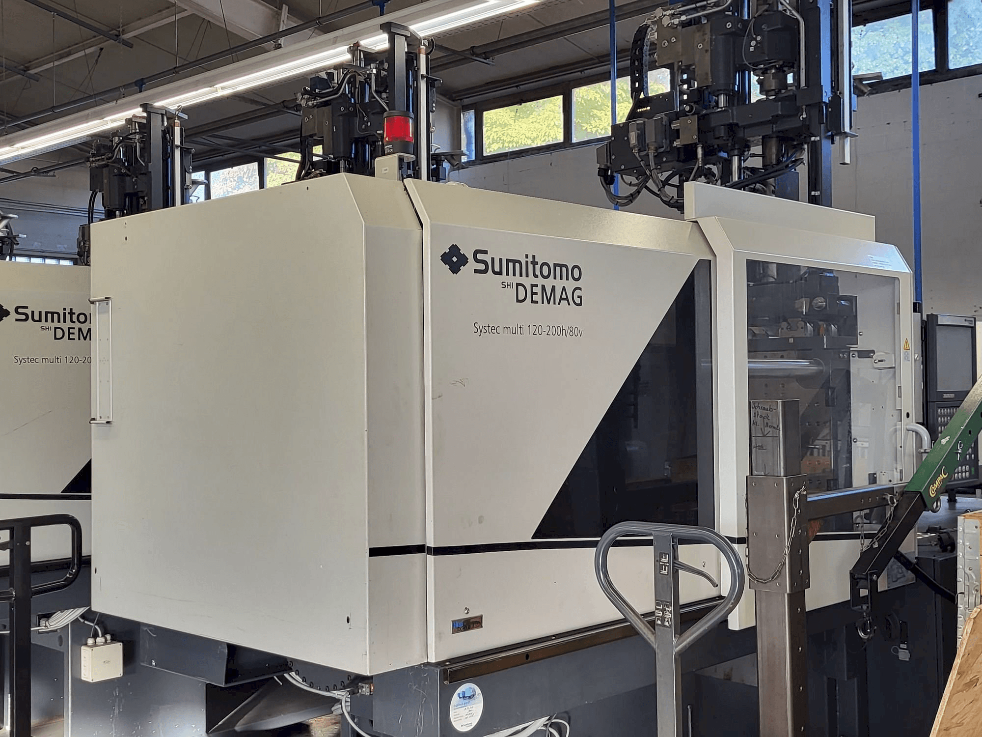 A Sumitomo SHI DEMAG Multi 120/470-200h/80V gép oldalnézete