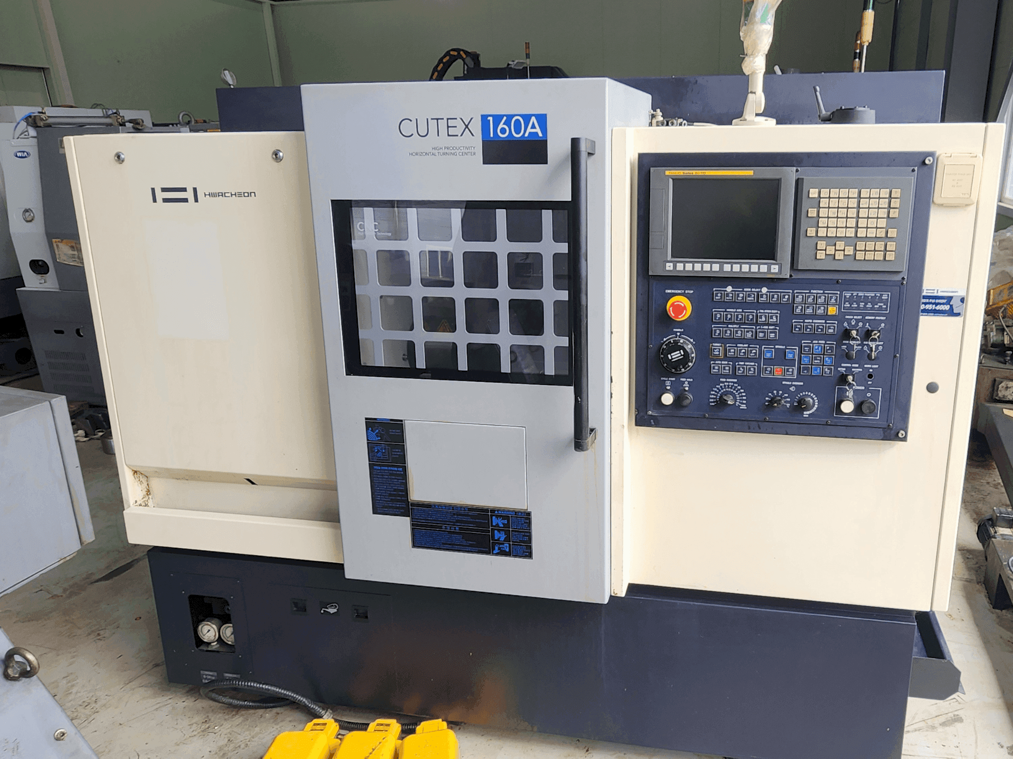 A HWACHEON CUTEX 160 A gép elölnézete