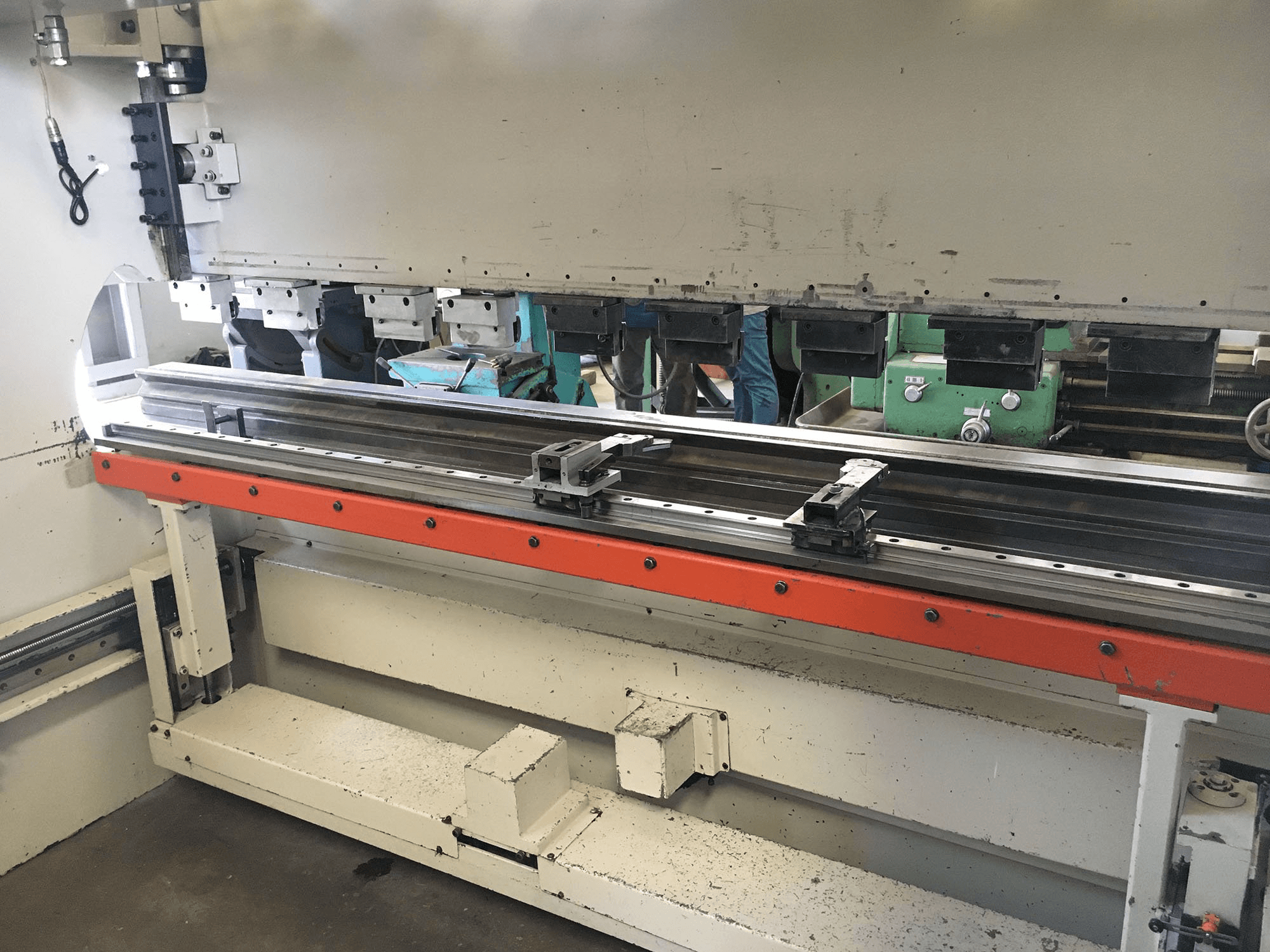 A ERMAKSAN CNC HAP 3100x80 gép munkatere