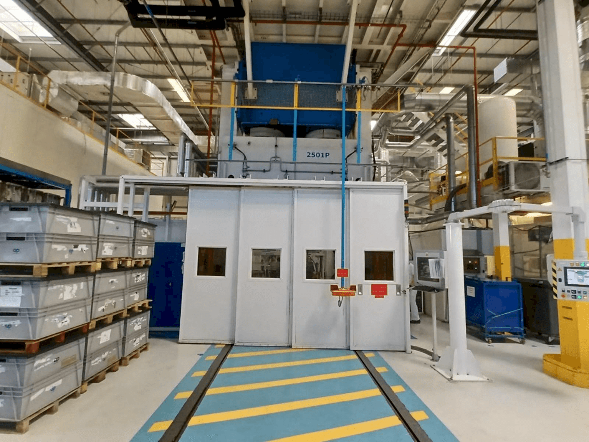 A Pinette 2500 Ton gép elölnézete