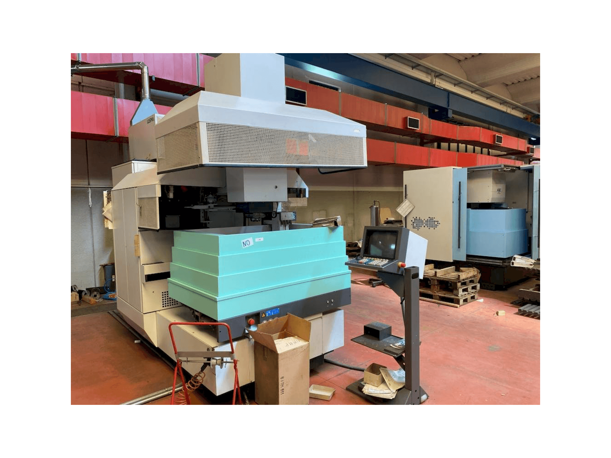 A AGIE AGIETRON INTEGRAL 3 gép elölnézete