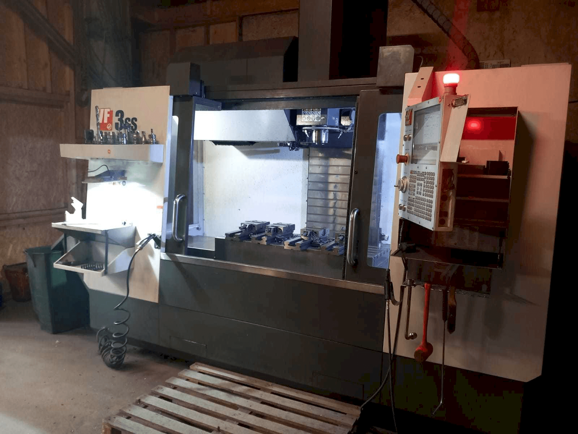 A HAAS VF3SS gép elölnézete