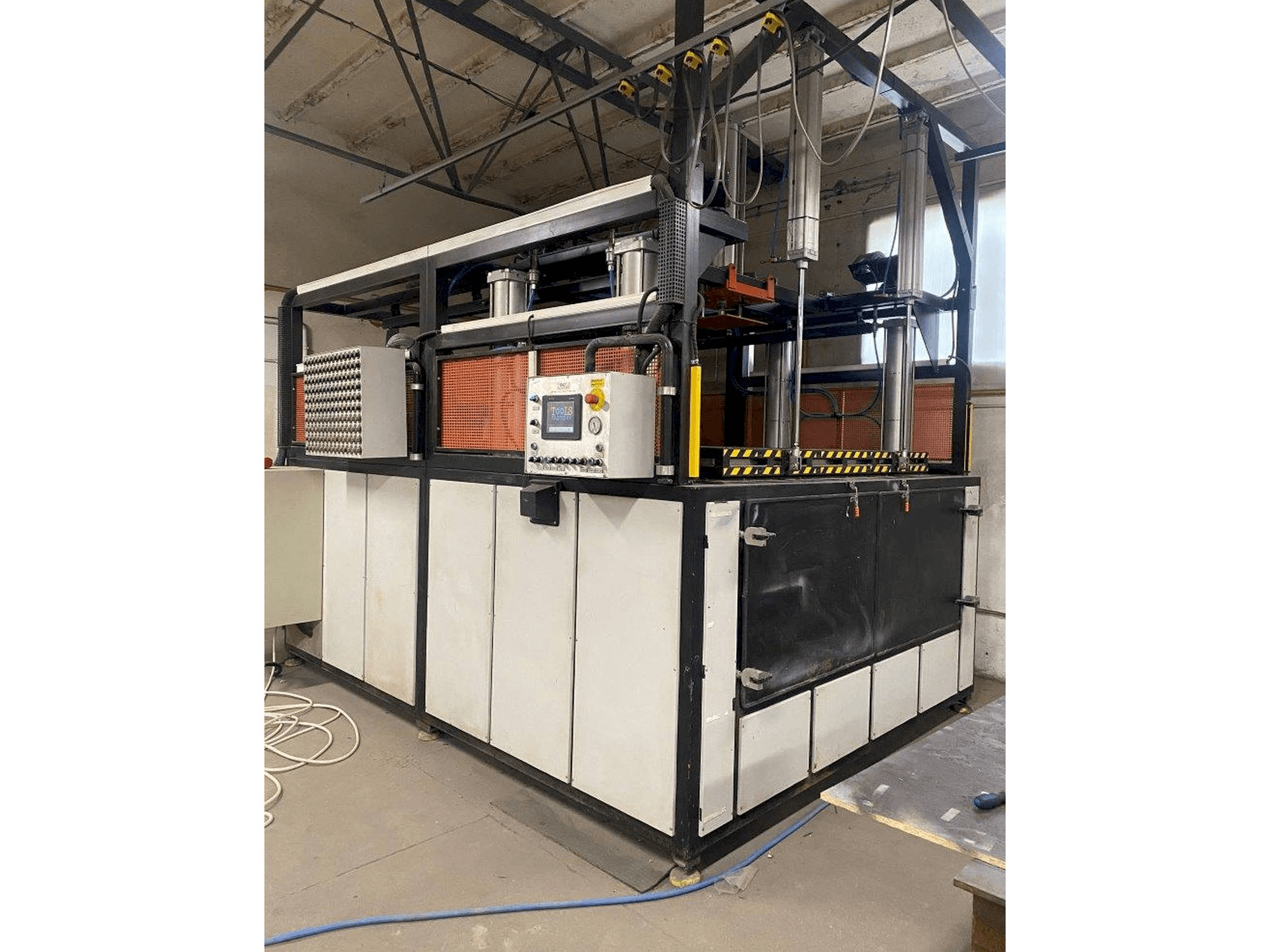 A Tools Factory Millenium 300 gép elölnézete