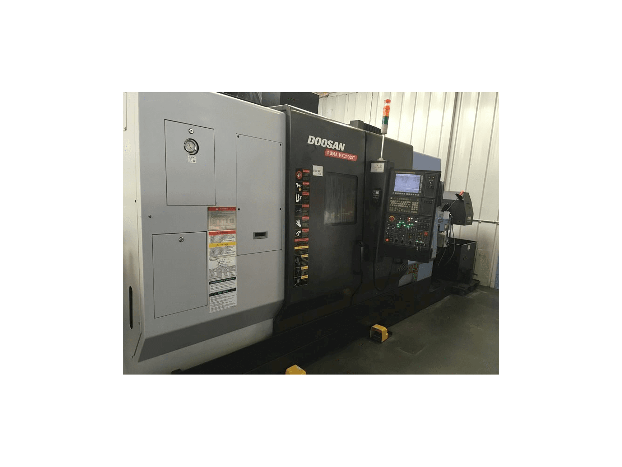 A Doosan Puma MX 2100 ST gép elölnézete