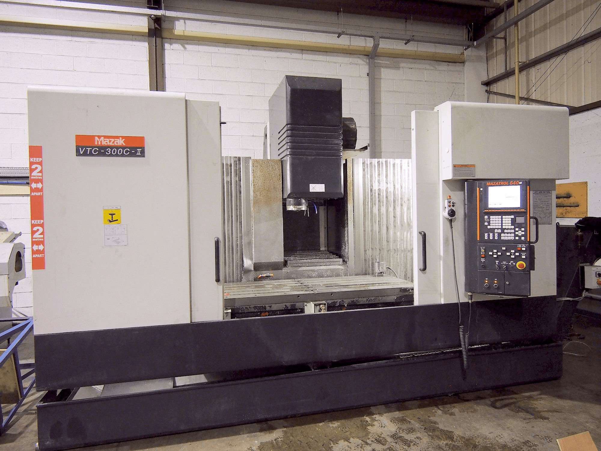 A Mazak VTC-300C-II gép elölnézete
