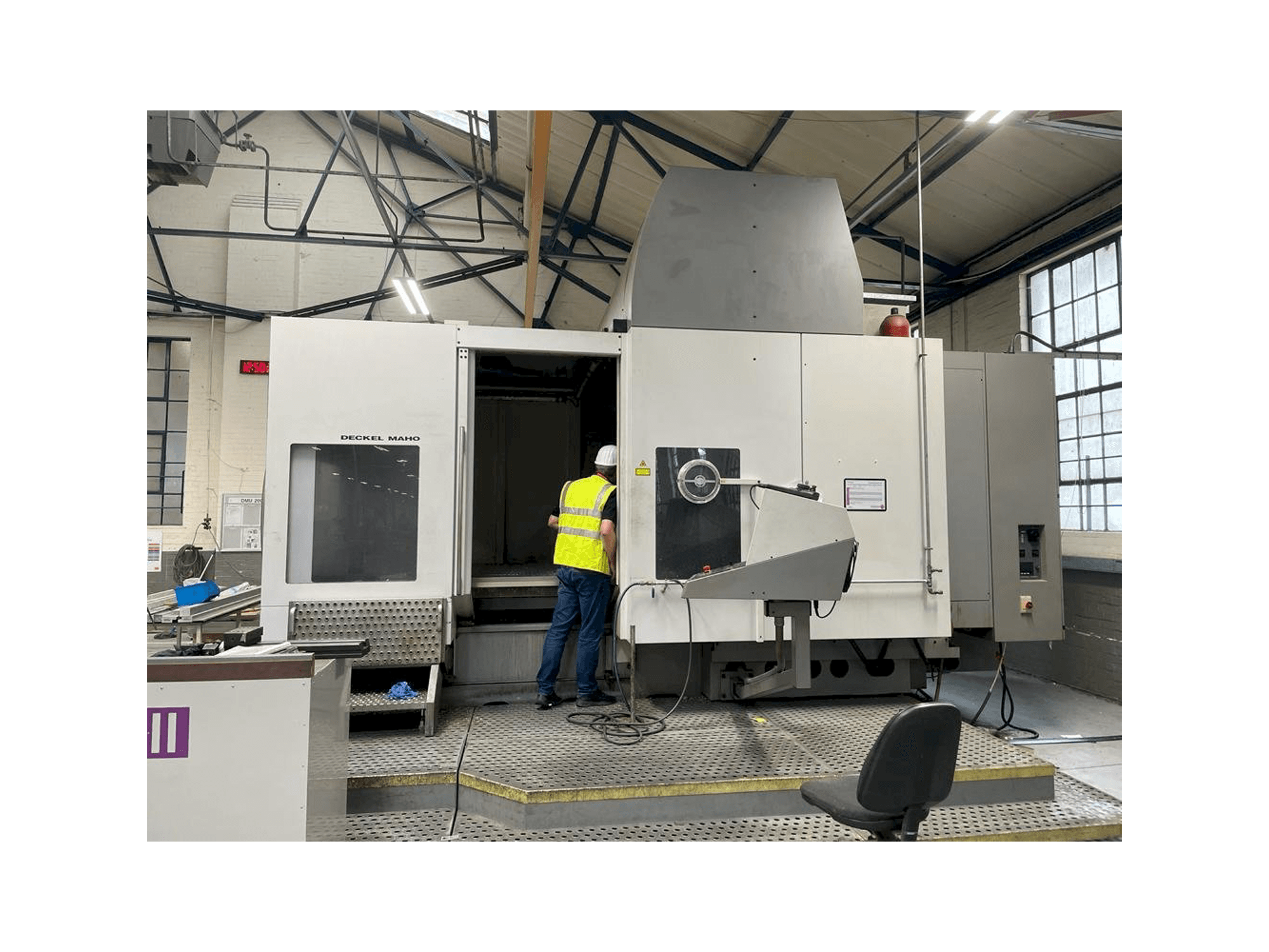 A DECKEL MAHO DMU 200T gép elölnézete