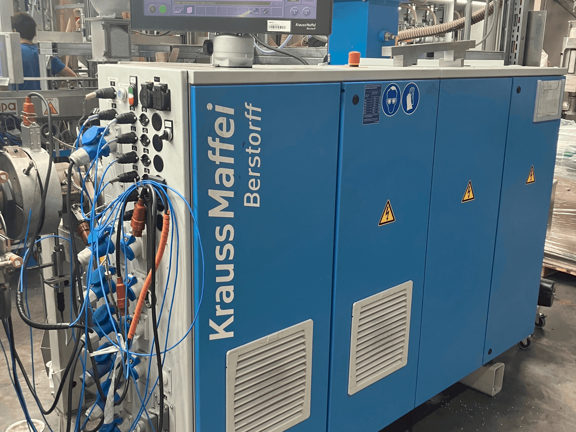 A Krauss Maffei KME 45 XS gép elölnézete