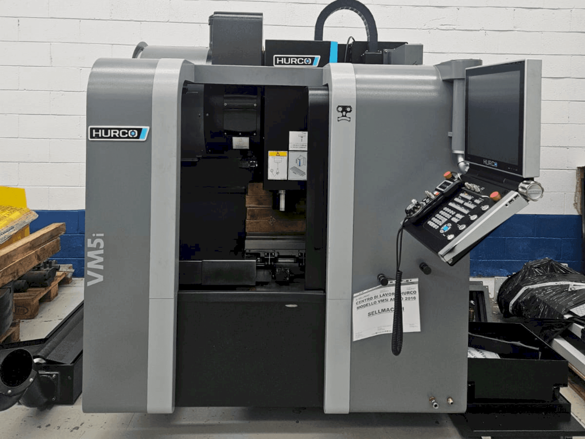 A Hurco VM5i gép elölnézete