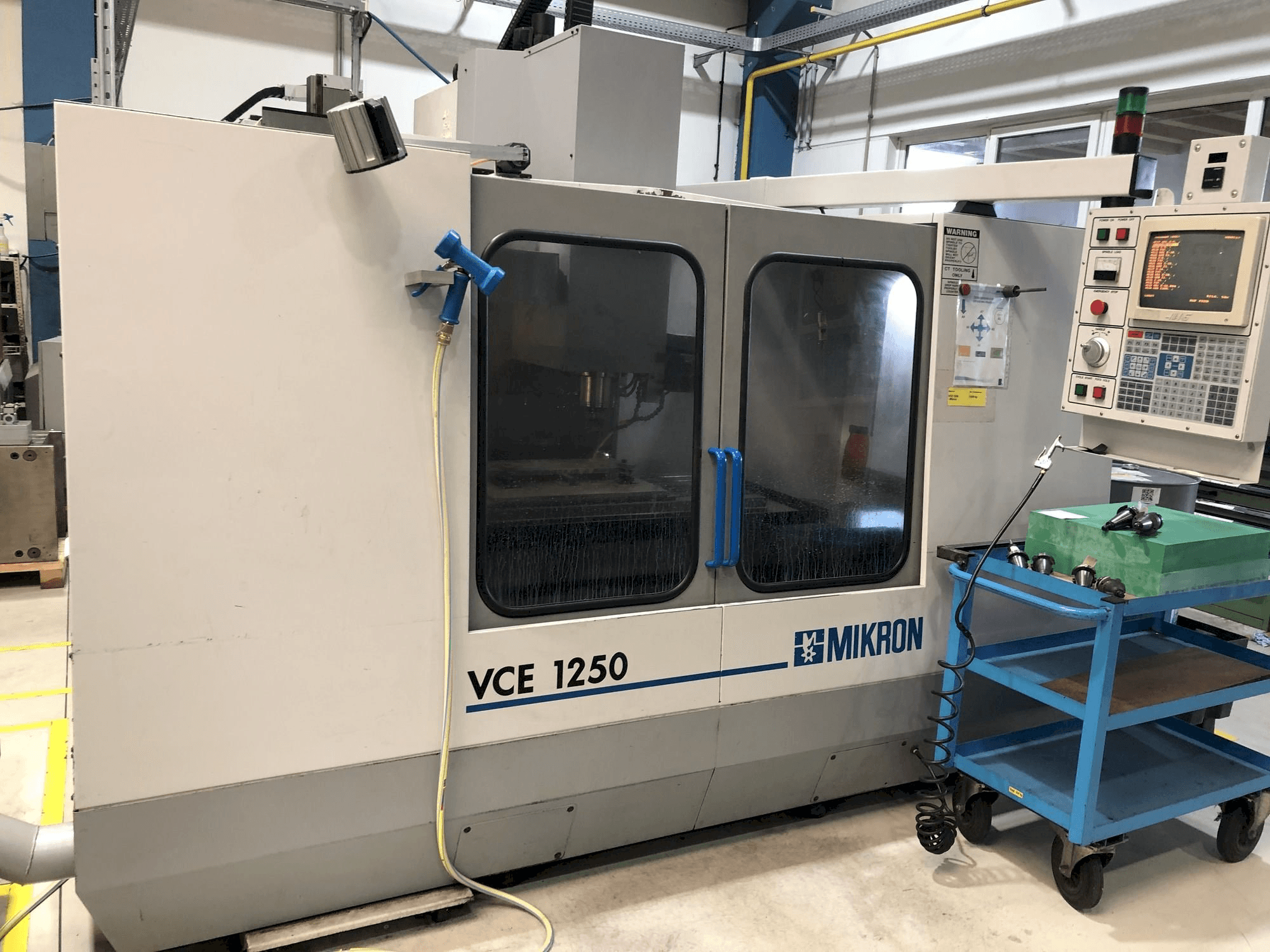A MIKRON VCE 1250 gép elölnézete