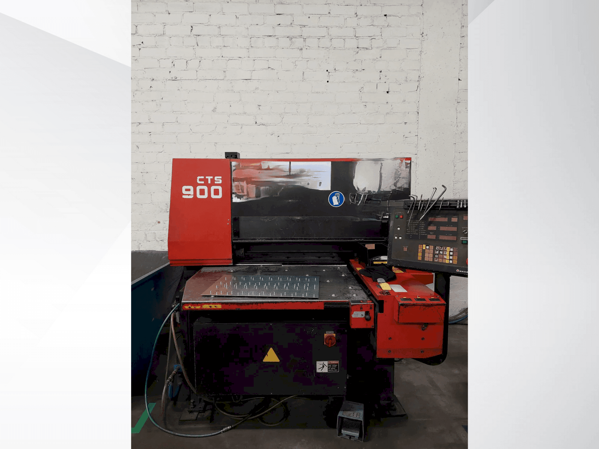 A AMADA CTS-900 gép elölnézete