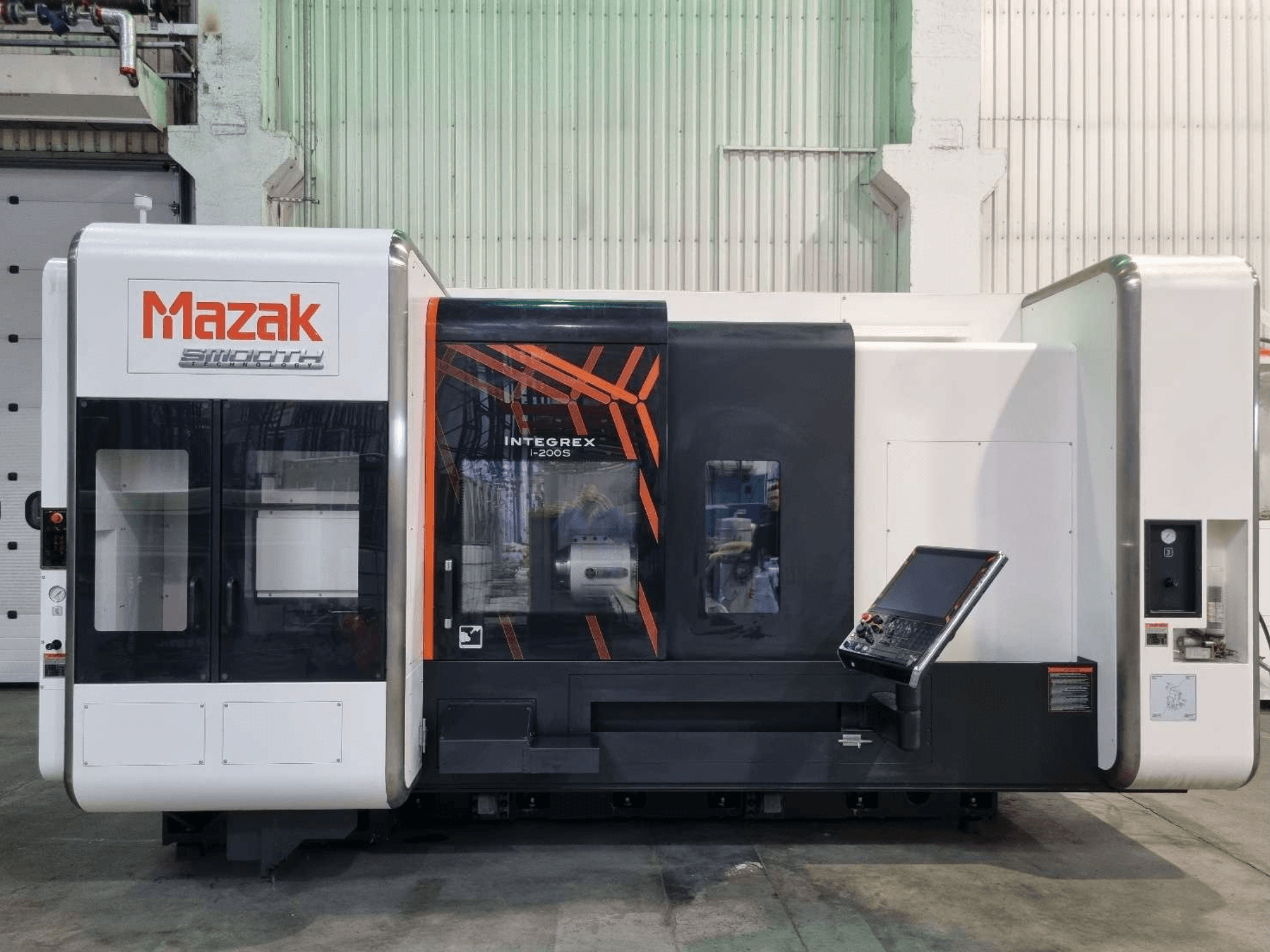 Mazak INTEGREX i-200 S esztergaközpont, elölnézet, vezérlőpanel és nagy ablak a megmunkálási területre való rálátás érdekében.