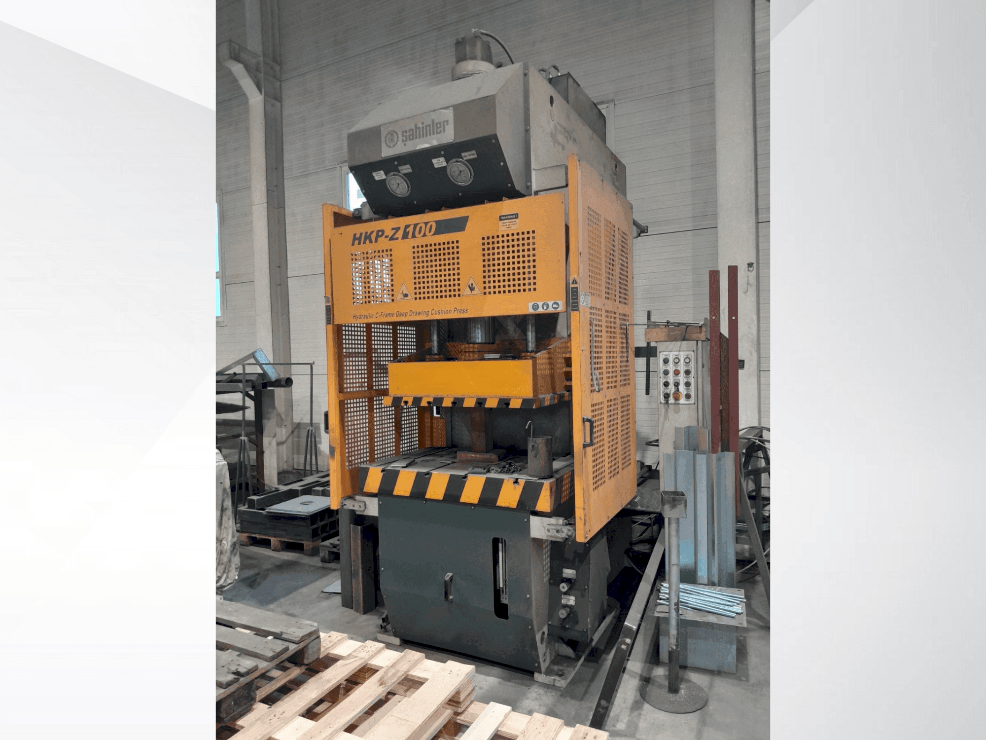 A Sahinler HKP-Z 100 gép elölnézete