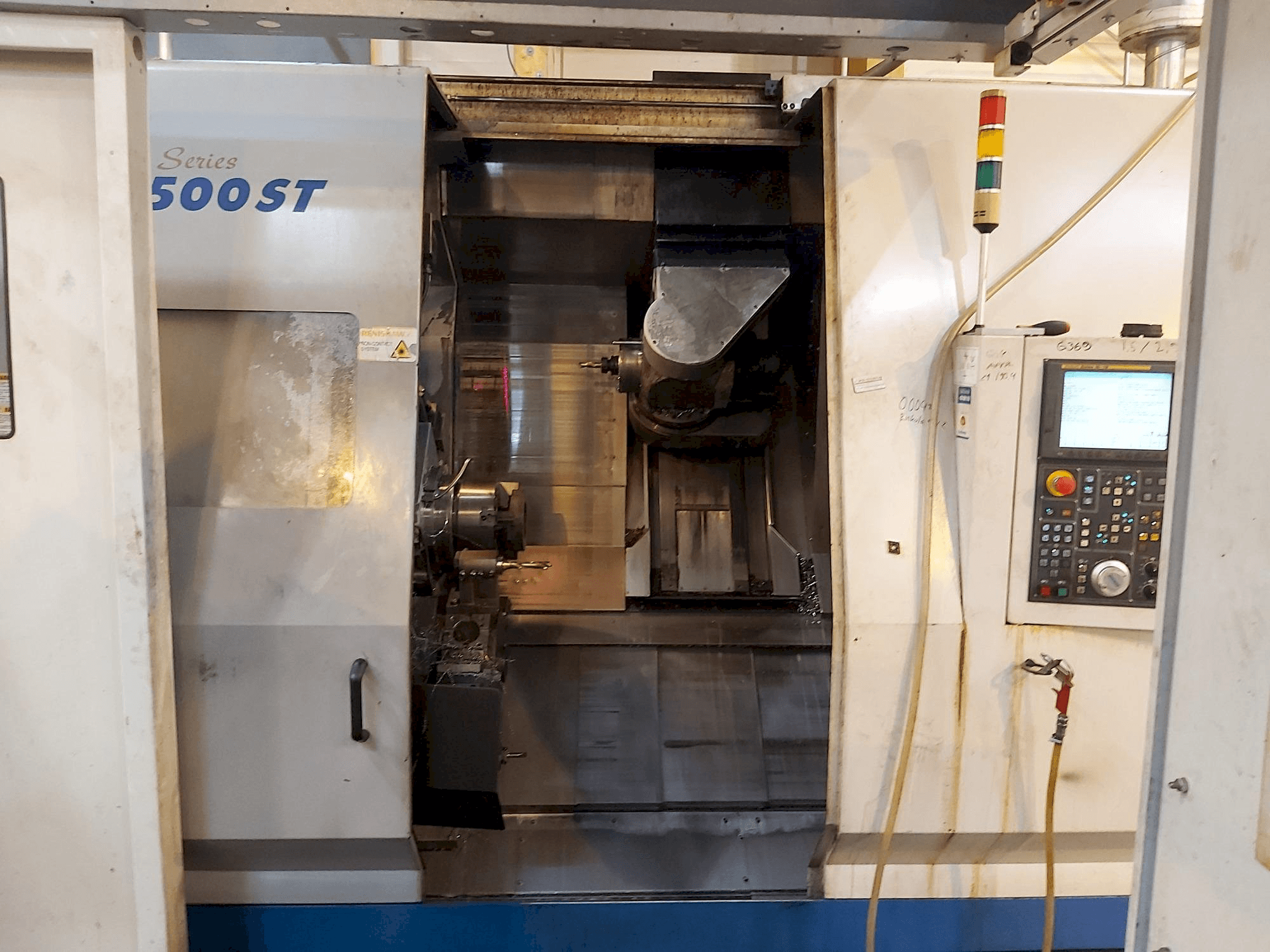 A Doosan Puma MX 2500 ST gép elölnézete
