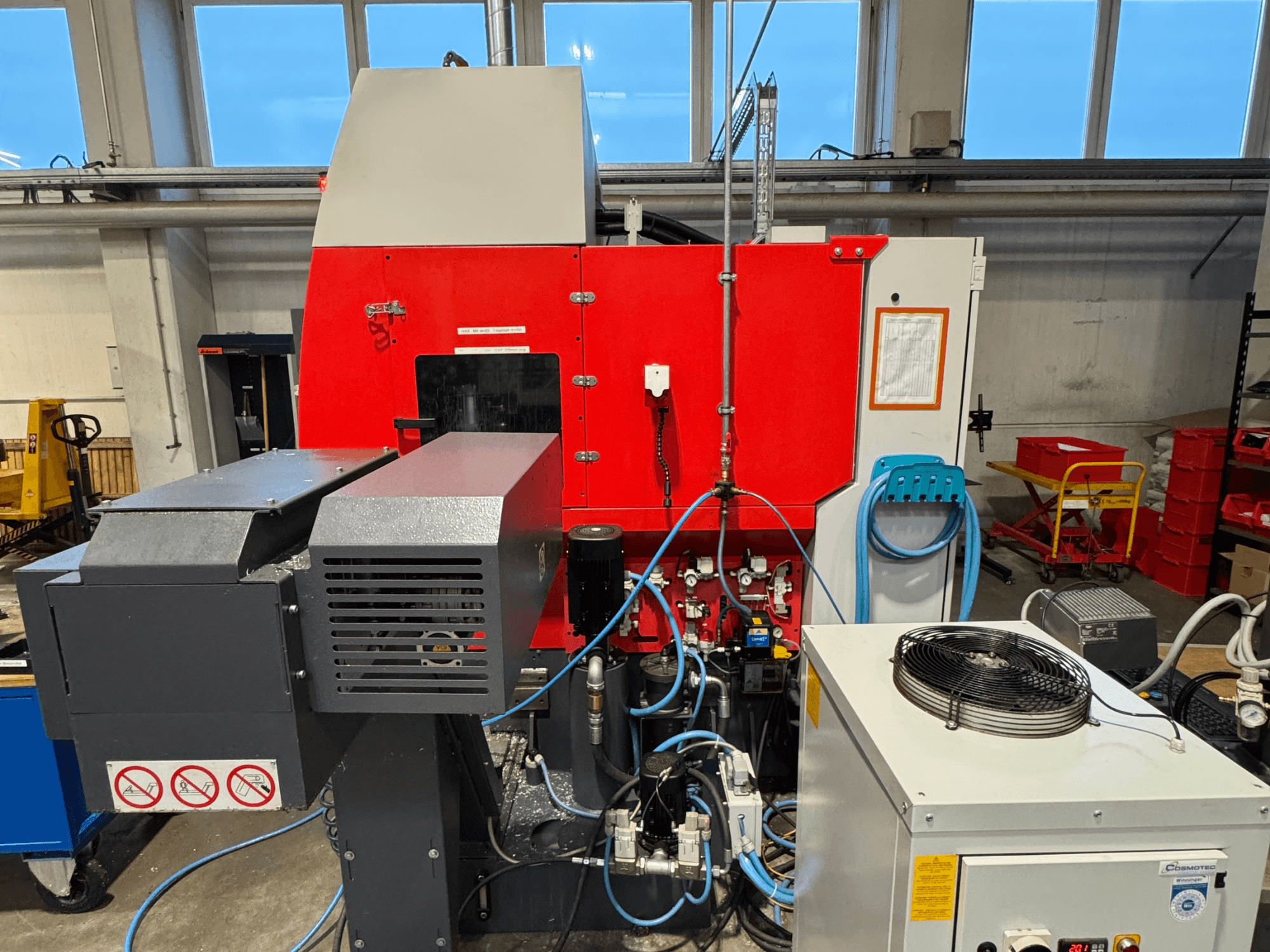 EMCO MAXXMILL 350 függőleges megmunkálóközpont, előlnézet, a komplex gépezet és a vezérlőpanel részleteinek bemutatása.