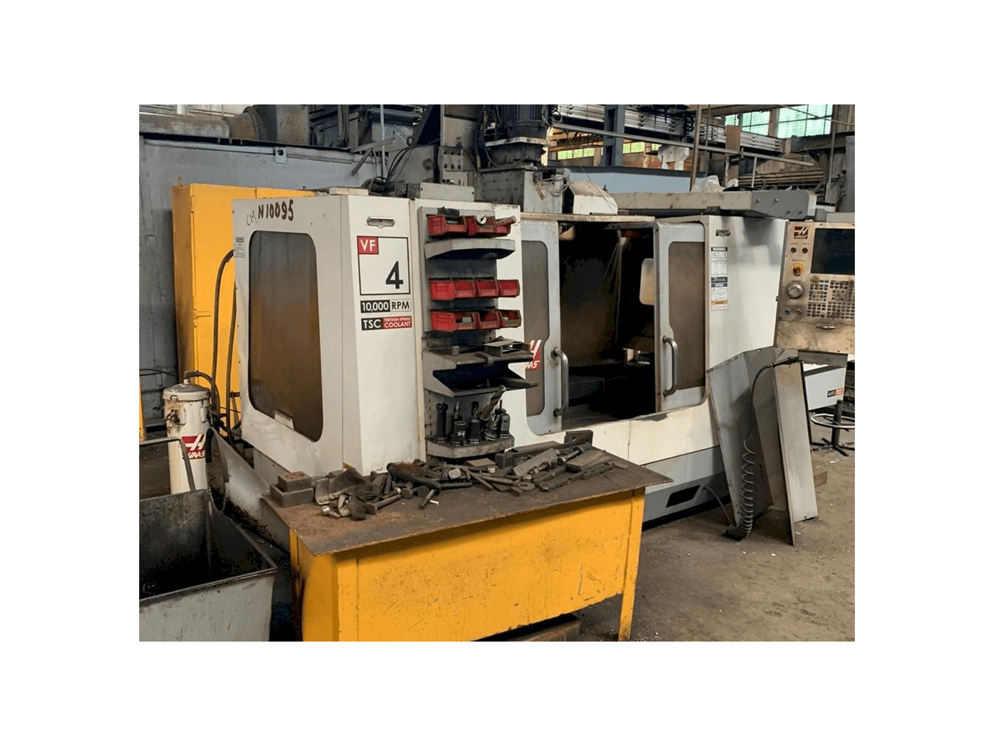 A HAAS VF-4 gép elölnézete