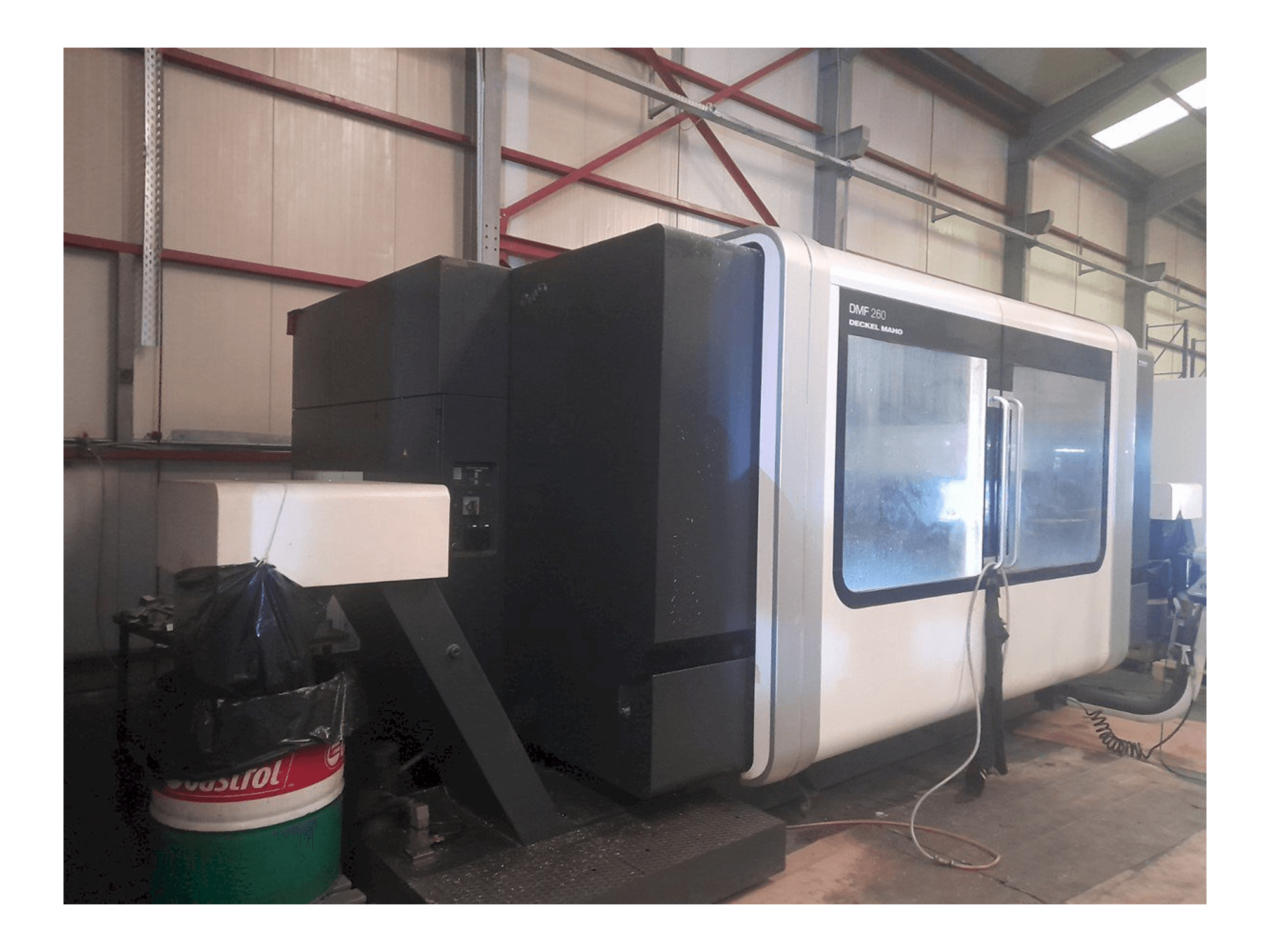 A DECKEL MAHO DMF 260 gép oldalnézete